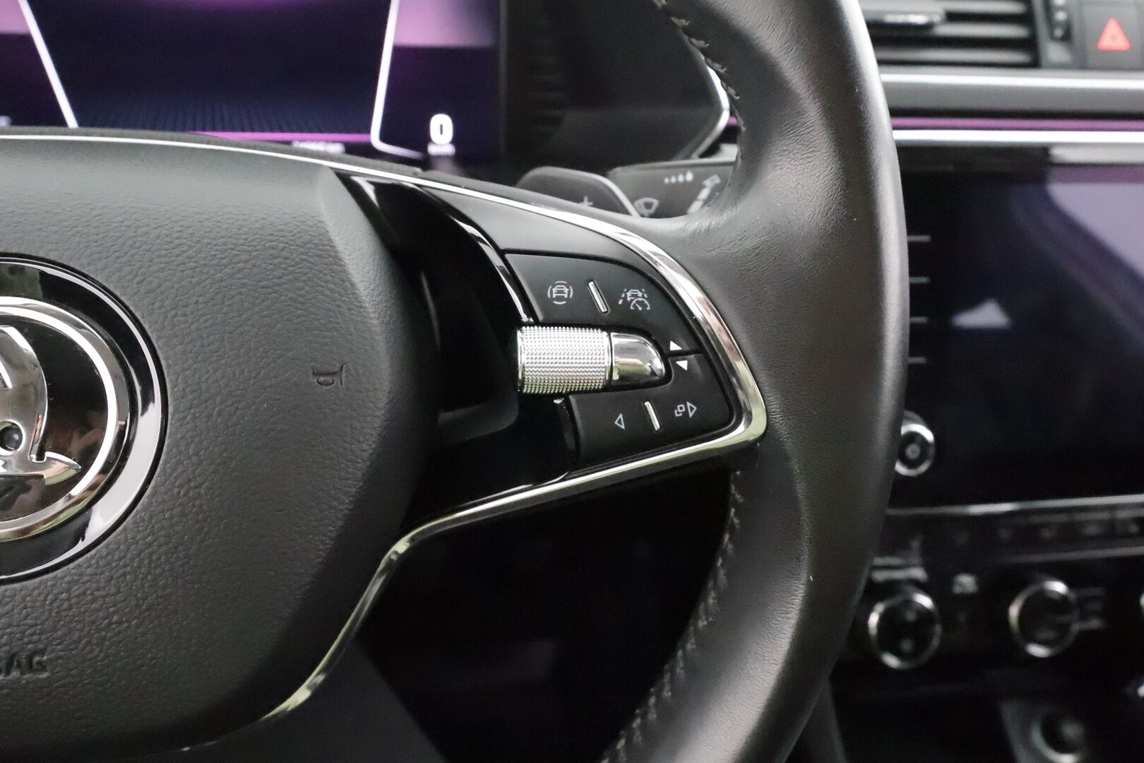 Skoda Superb 2021 Combi 1,4 TSI PHEV L&K iV DSG * Webasto / Koukku / ACC / Matrix-LED / P.Kamera / Canton / Muistinahat / Navi * - Kahdet renkaat / Merkkihuollot - HULLUT BLACKWEEK JATKOT - KORKOTARJOUS 2,49%