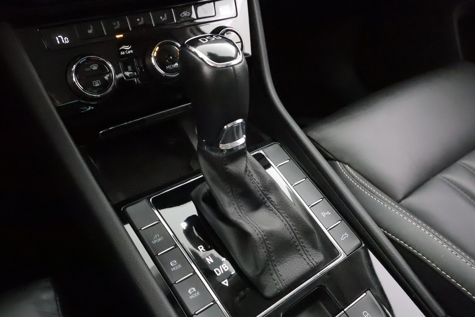 Skoda Superb 2021 Combi 1,4 TSI PHEV L&K iV DSG * Webasto / Koukku / ACC / Matrix-LED / P.Kamera / Canton / Muistinahat / Navi * - Akku kuntotarkastettu / Kahdet renkaat / Merkkihuollot