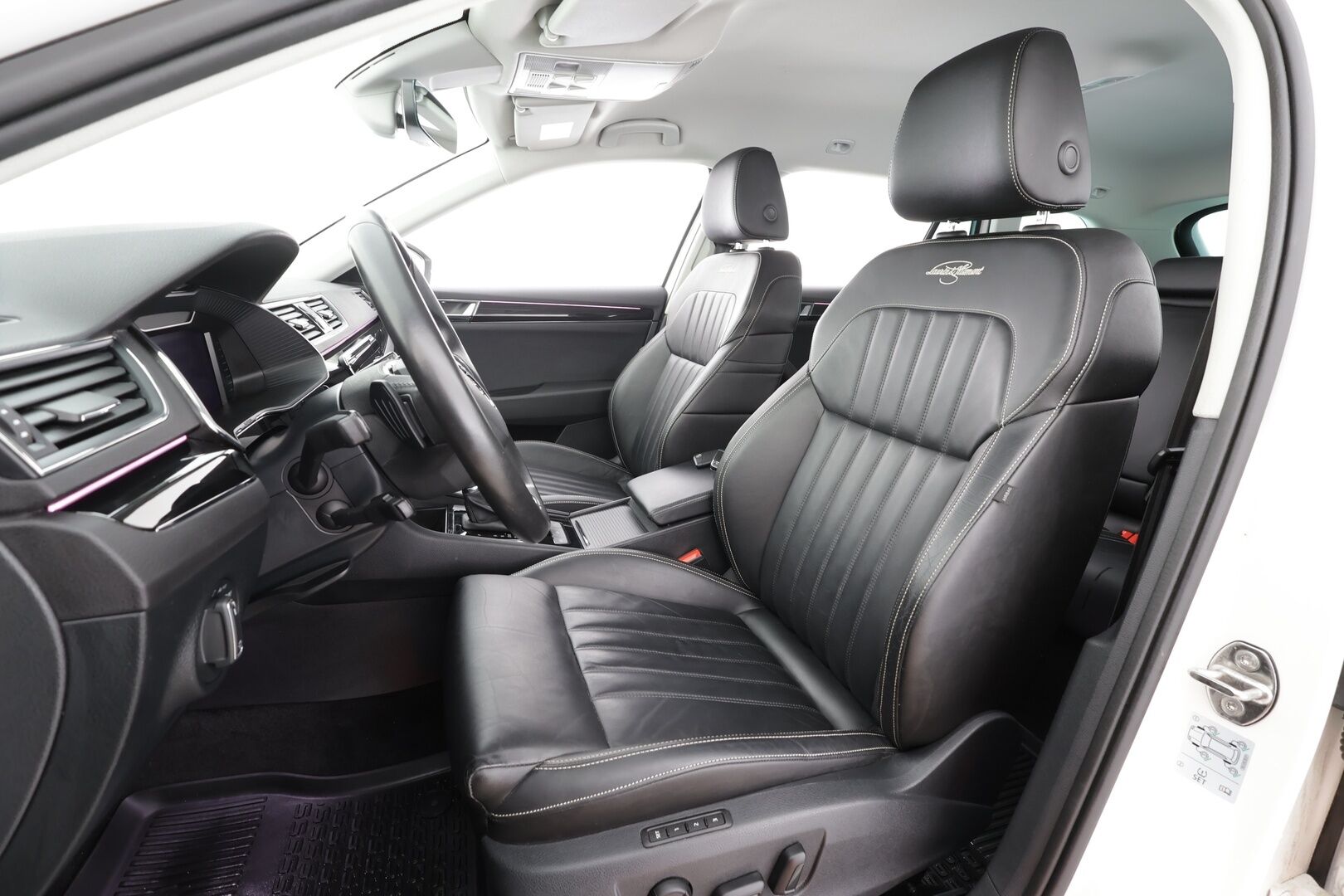 Skoda Superb 2021 Combi 1,4 TSI PHEV L&K iV DSG * Webasto / Koukku / ACC / Matrix-LED / P.Kamera / Canton / Muistinahat / Navi * - Akku kuntotarkastettu / Kahdet renkaat / Merkkihuollot