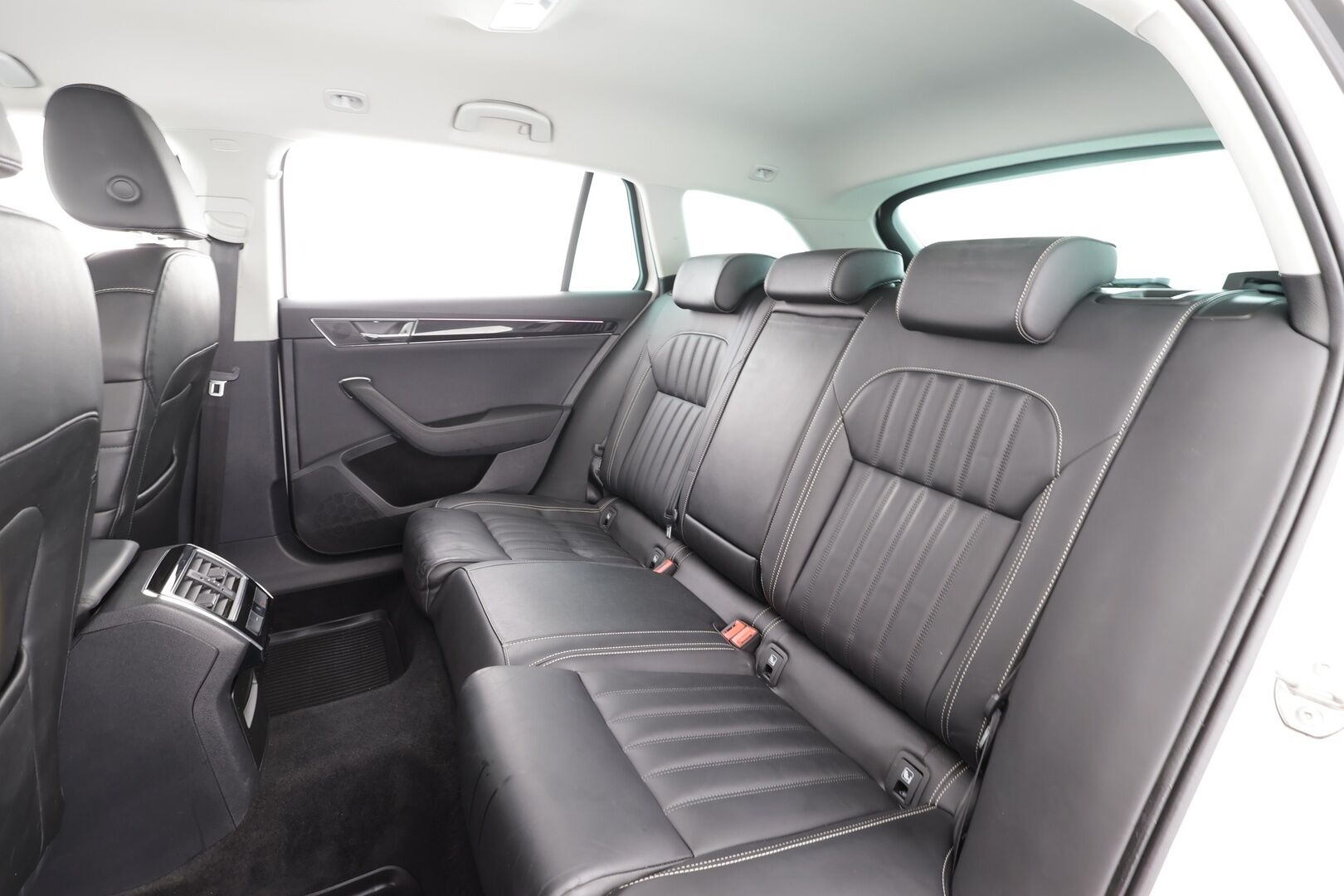 Skoda Superb 2021 Combi 1,4 TSI PHEV L&K iV DSG * Webasto / Koukku / ACC / Matrix-LED / P.Kamera / Canton / Muistinahat / Navi * - Akku kuntotarkastettu / Kahdet renkaat / Merkkihuollot