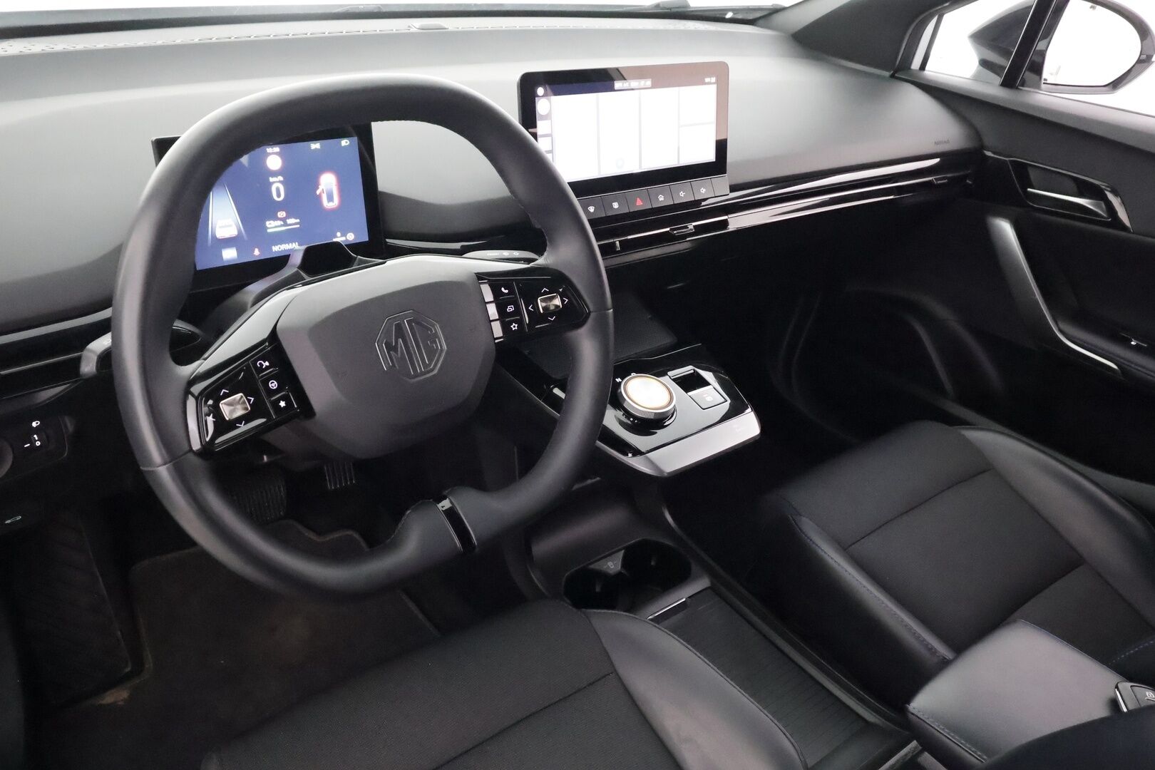 MG MG4 2023 Luxury - | ACC | ILP | 360° kamera | Puolinahat | Sähköpenkki | LED | Keyless | Lane Assist | BSM | RCTA | Apple & Android | Merkkihuollot | 2x renkaat aluin | 