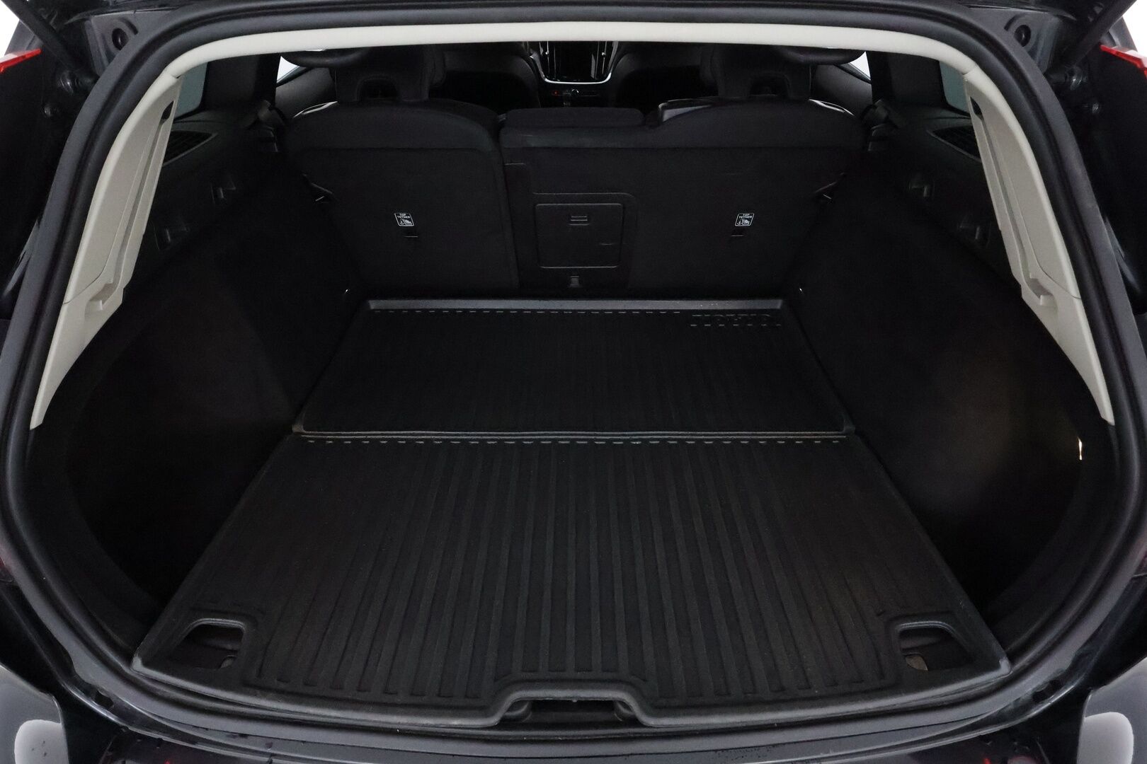 Volvo V60 2020 D3 AWD Momentum aut **ACC / Webasto / Koukku / Full-LED / P.Kamera / Navi / Kaistavahti / Digimittaristo*** - Kahdet Renkaat