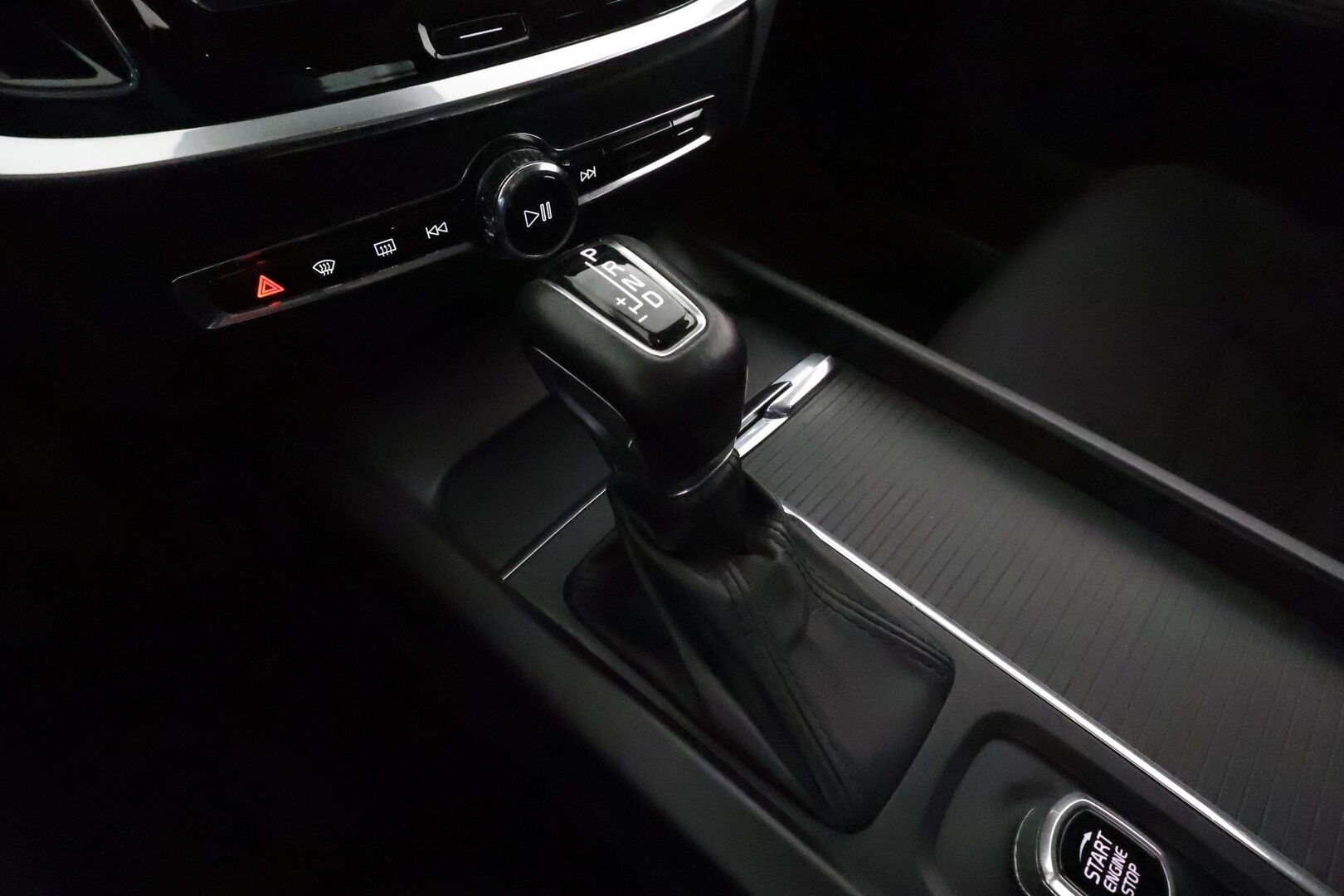 Volvo V60 2020 D3 AWD Momentum aut **ACC / Webasto / Koukku / Full-LED / P.Kamera / Navi / Kaistavahti / Digimittaristo*** - Kahdet Renkaat