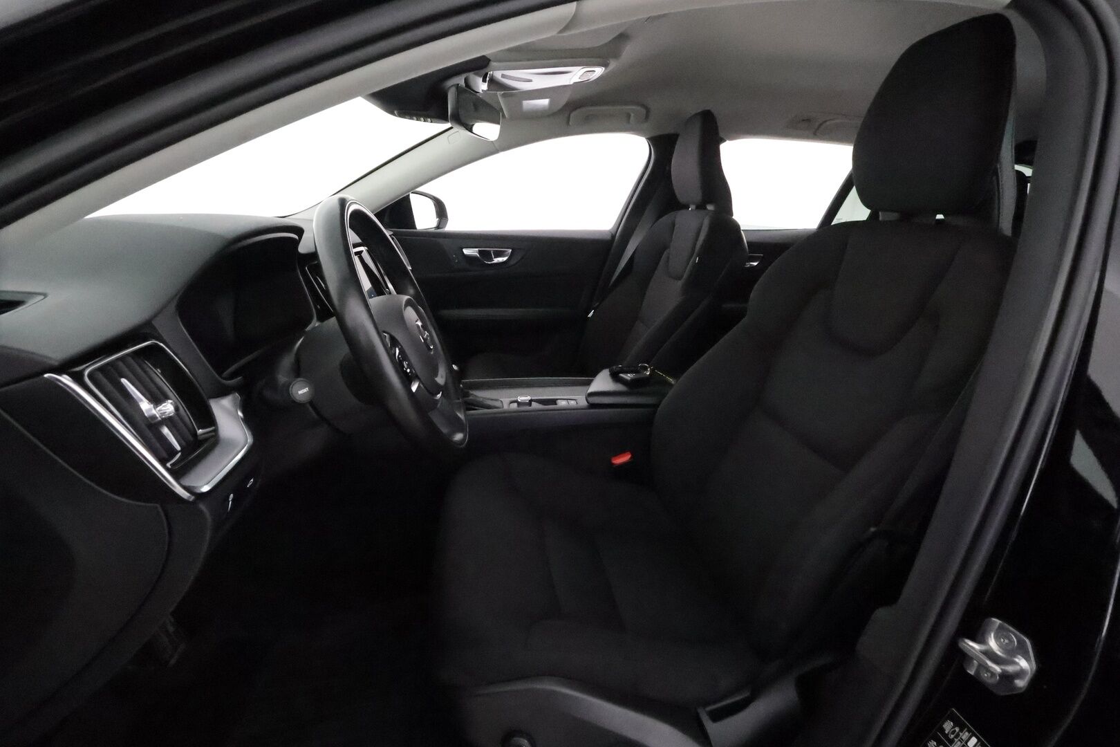Volvo V60 2020 D3 AWD Momentum aut **ACC / Webasto / Koukku / Full-LED / P.Kamera / Navi / Kaistavahti / Digimittaristo*** - * Siisti neliveto webastolla, koukulla ja kaksilla renkailla *