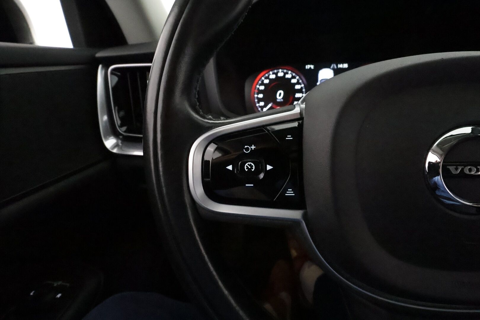 Volvo V60 2020 D3 AWD Momentum aut **ACC / Webasto / Koukku / Full-LED / P.Kamera / Navi / Kaistavahti / Digimittaristo*** - Kahdet Renkaat