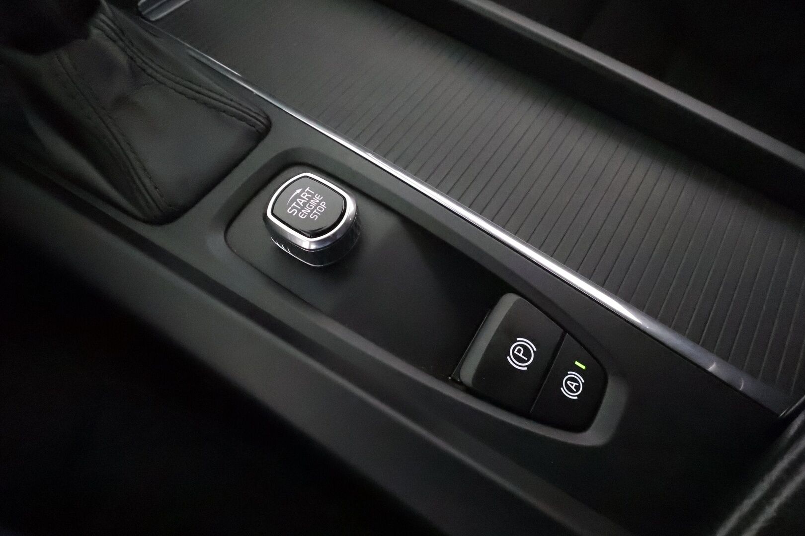 Volvo V60 2020 D3 AWD Momentum aut **ACC / Webasto / Koukku / Full-LED / P.Kamera / Navi / Kaistavahti / Digimittaristo*** - Kahdet Renkaat