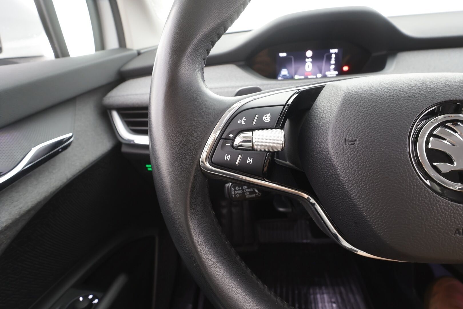 Skoda Enyaq 2023 80 iV - ACC | ILP | Koukku | P.kamera | Puolinahat | Ratinlämmitys | Keyless | Apple&Android | 1.Om Suomi-auto | Kahdet Renkaat | Merkkihuollettu |