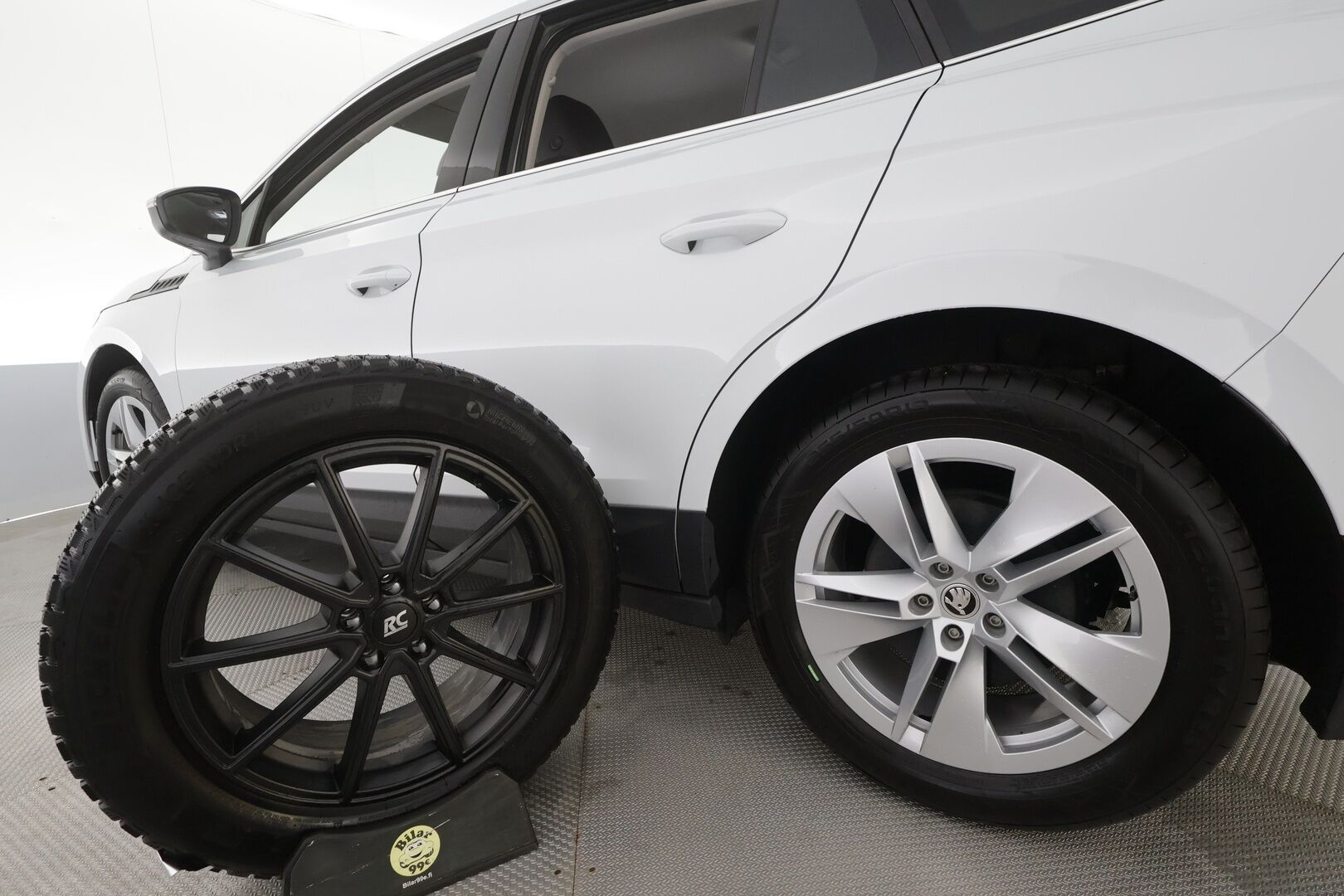 Skoda Enyaq 2023 80 iV - ACC | ILP | Koukku | P.kamera | Puolinahat | Ratinlämmitys | Keyless | Apple&Android | 1.Om Suomi-auto | Kahdet Renkaat | Merkkihuollettu
