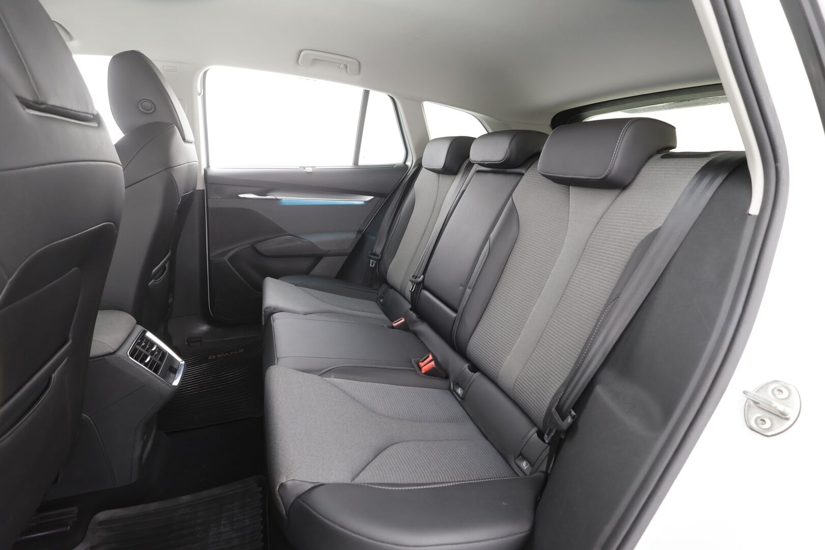 Skoda Enyaq 2023 80 iV - ACC | ILP | Koukku | P.kamera | Puolinahat | Ratinlämmitys | Keyless | Apple&Android | 1.Om Suomi-auto | Kahdet Renkaat | Merkkihuollettu