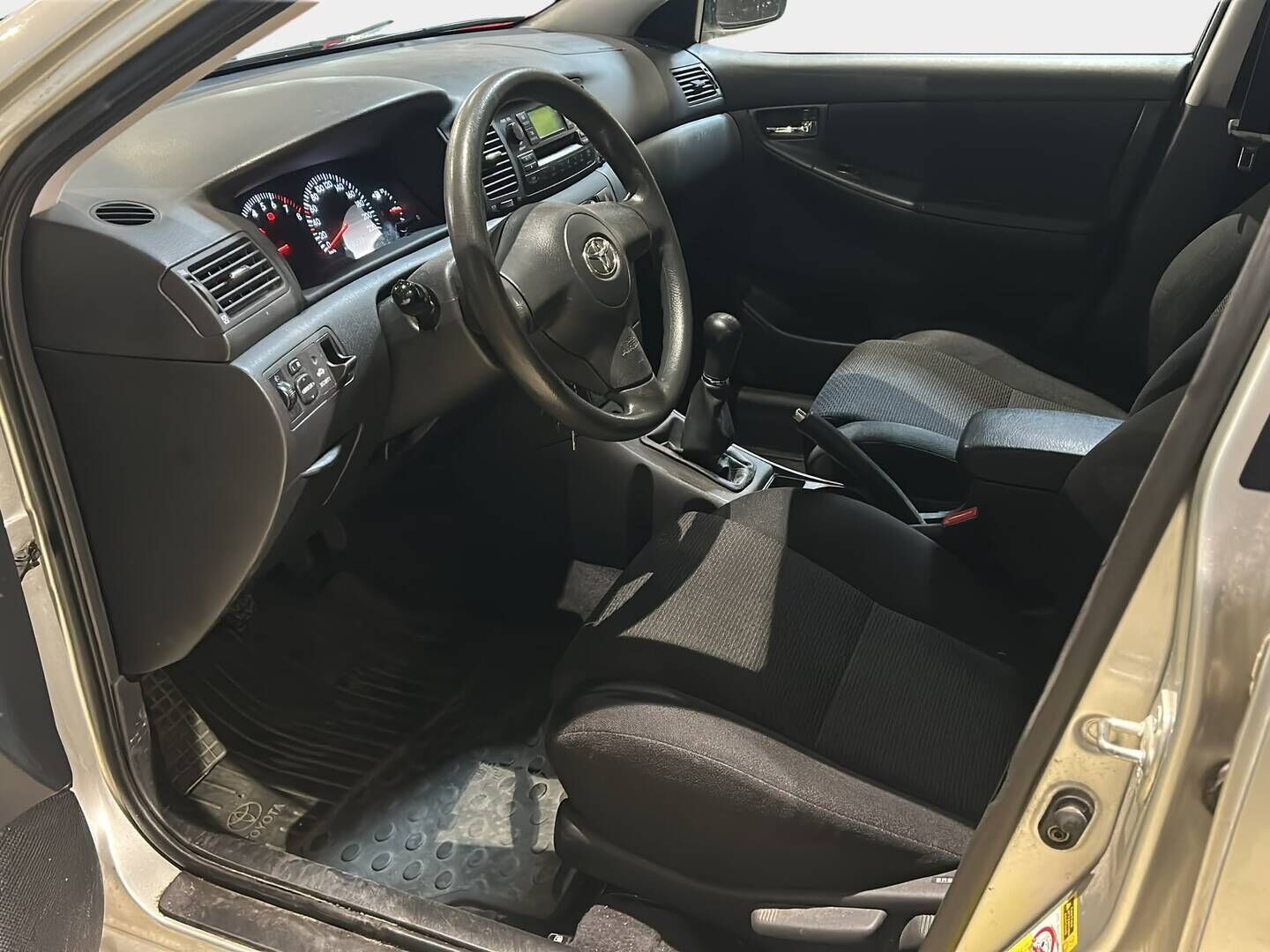 Toyota Corolla 2006 5D COROLLA STW 1.4-ZZE120L-DWMDKW/260 - 2-Om Suomiauto | Lohko&Sisä | Vetokoukku | LED-Lisävalo