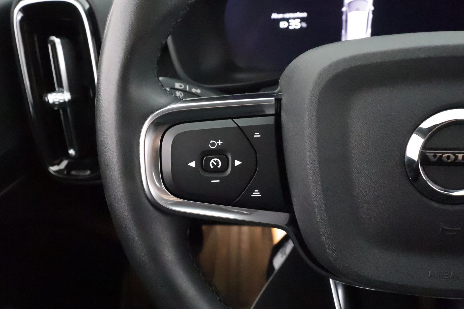 Volvo XC40 2023 Recharge Single Plus aut - | ACC | ILP | Koukku | Pixel-LED | High performance audio | Muistipenkki | Sporttipenkit | P.Kamera | Keyless | Apple&Android | 1.Om Suomi-auto | Kahdet Renkaat |