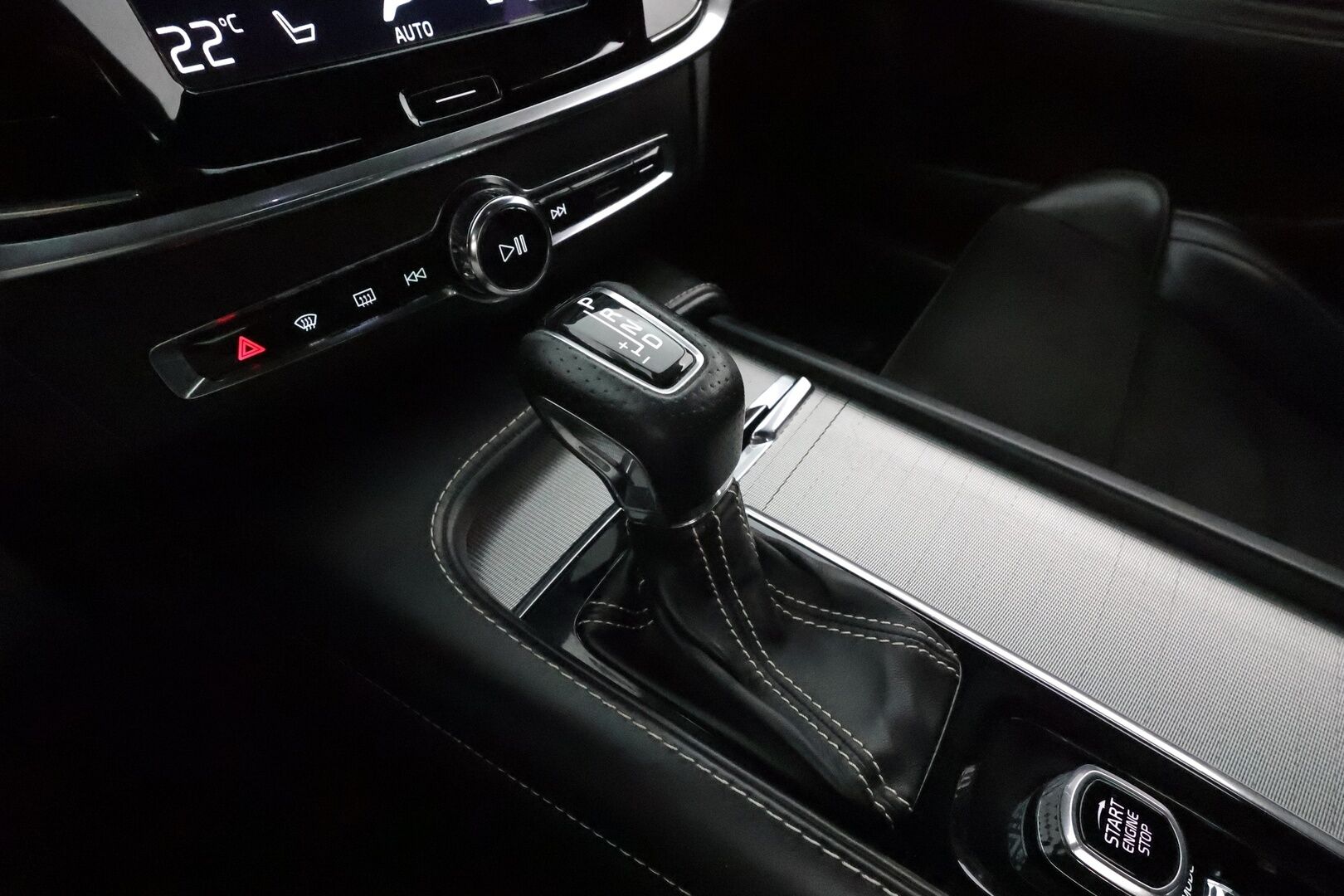 Volvo V90 2018 D3 AWD R-Design **Webasto / Koukku / Adapt.Vakkari / Full-LED / Sporttipenkki Muistilla / P.Tutkat / Navi / Keyless** - Kahdet Renkaat