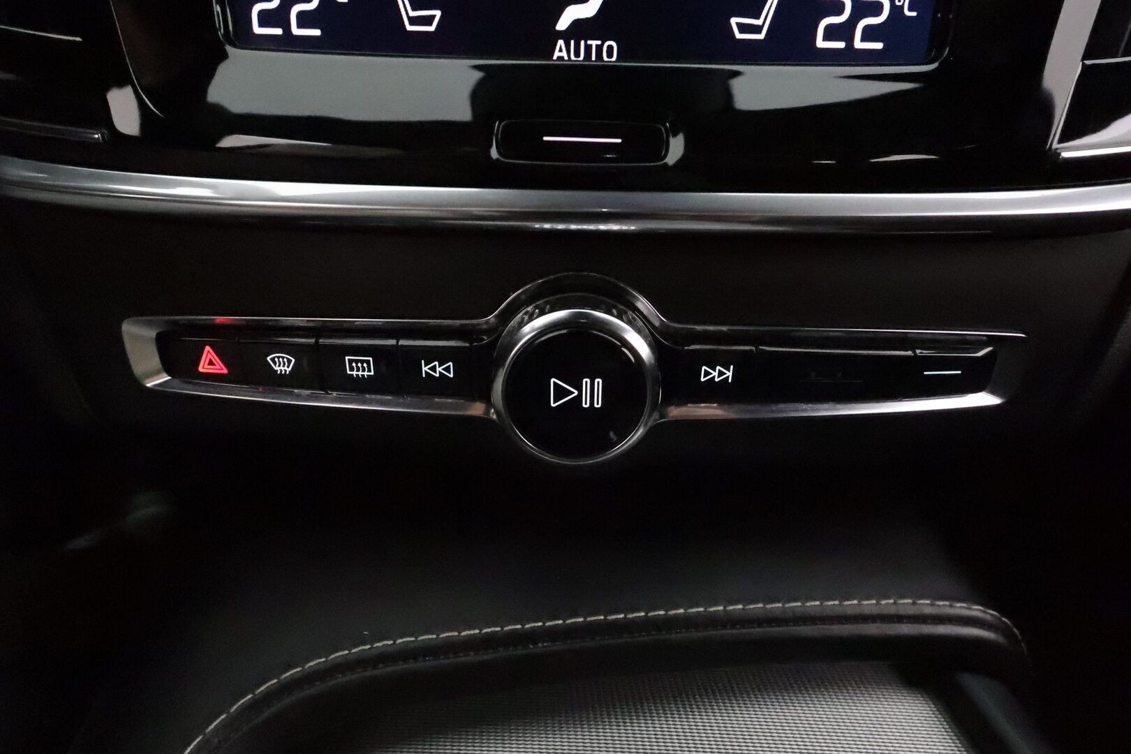 Volvo V90 2018 D3 AWD R-Design **Webasto / Koukku / Adapt.Vakkari / Full-LED / Sporttipenkki Muistilla / P.Tutkat / Navi / Keyless** - Kahdet Renkaat