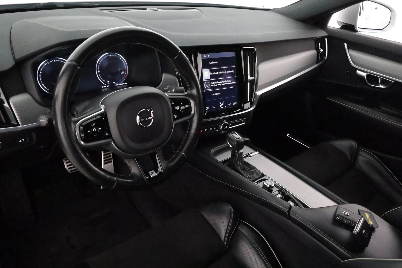 Volvo V90 2018 D3 AWD R-Design **Webasto / Koukku / Adapt.Vakkari / Full-LED / Sporttipenkki Muistilla / P.Tutkat / Navi / Keyless** - Kahdet Renkaat