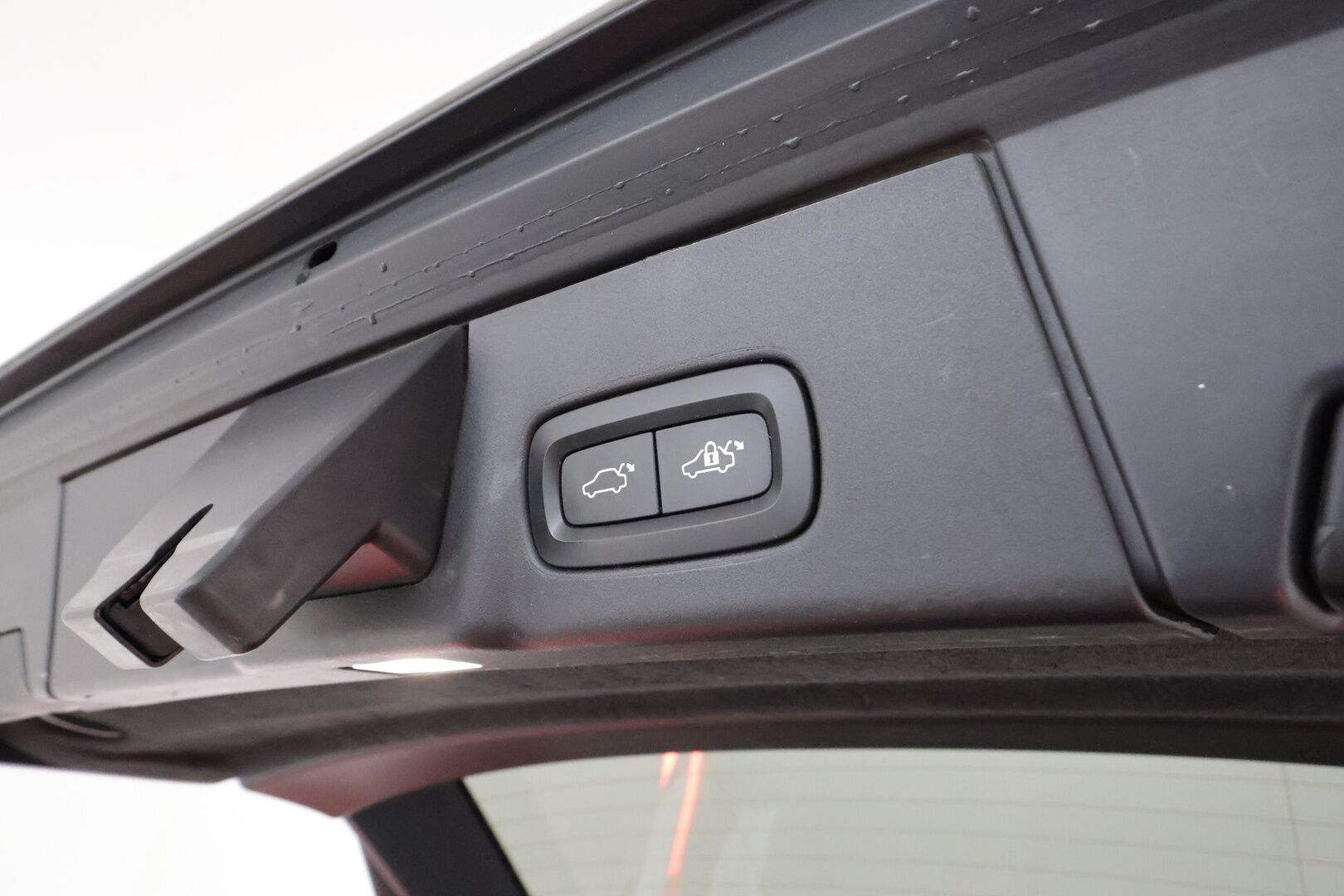 Volvo V90 2018 D3 AWD R-Design **Webasto / Koukku / Adapt.Vakkari / Full-LED / Sporttipenkki Muistilla / P.Tutkat / Navi / Keyless** - Kahdet Renkaat