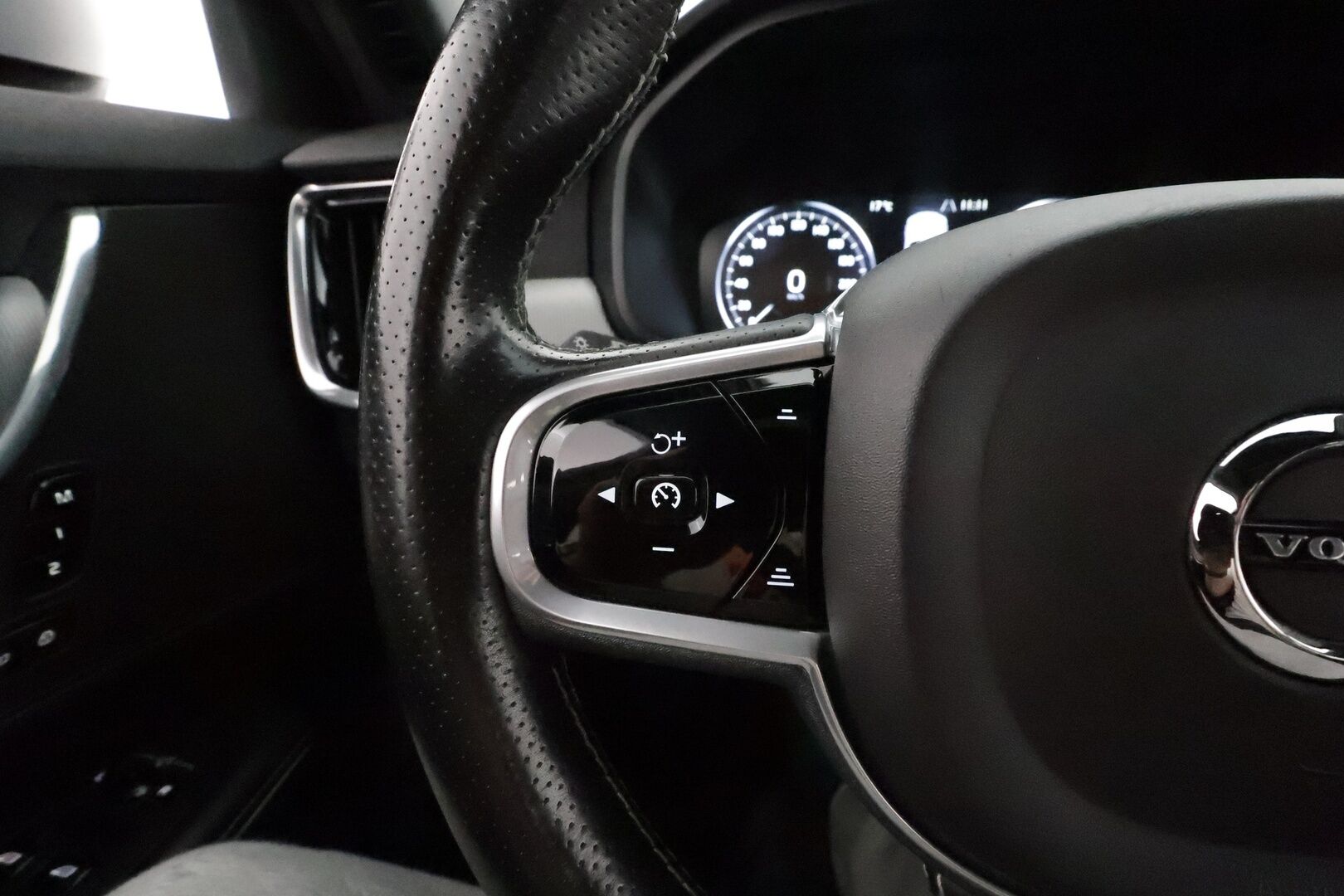 Volvo V90 2018 D3 AWD R-Design **Webasto / Koukku / Adapt.Vakkari / Full-LED / Sporttipenkki Muistilla / P.Tutkat / Navi / Keyless** - Kahdet Renkaat