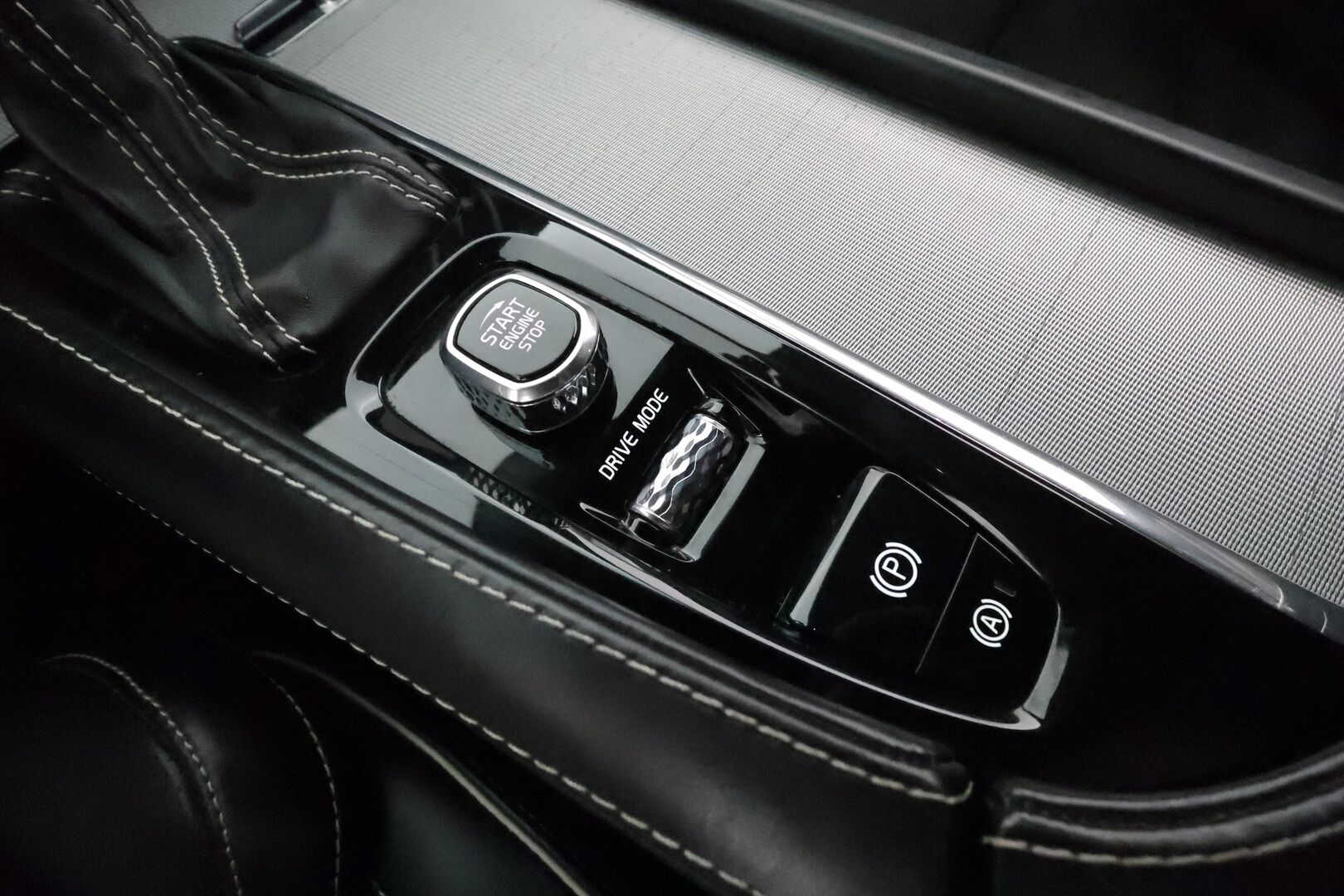 Volvo V90 2018 D3 AWD R-Design **Webasto / Koukku / Adapt.Vakkari / Full-LED / Sporttipenkki Muistilla / P.Tutkat / Navi / Keyless** - Kahdet Renkaat