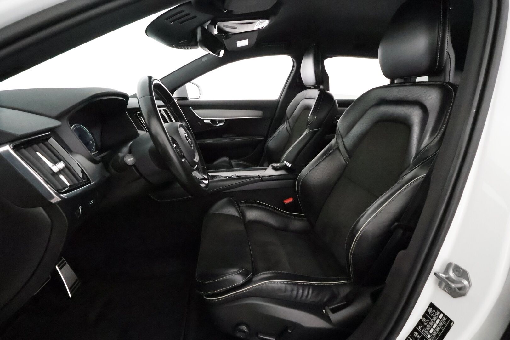 Volvo V90 2018 D3 AWD R-Design **Webasto / Koukku / Adapt.Vakkari / Full-LED / Sporttipenkki Muistilla / P.Tutkat / Navi / Keyless** - Kahdet Renkaat