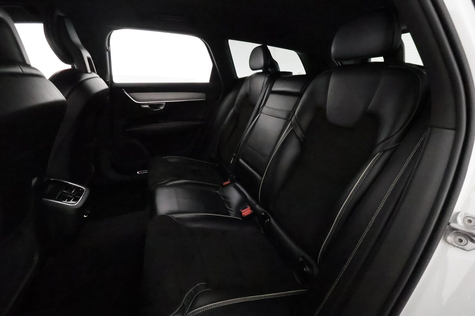 Volvo V90 2018 D3 AWD R-Design **Webasto / Koukku / Adapt.Vakkari / Full-LED / Sporttipenkki Muistilla / P.Tutkat / Navi / Keyless** - Kahdet Renkaat