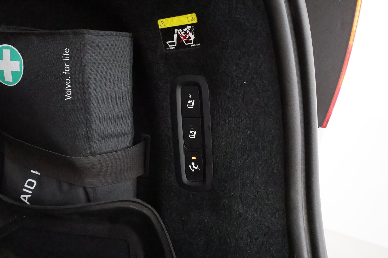 Volvo V90 2018 D3 AWD R-Design **Webasto / Koukku / Adapt.Vakkari / Full-LED / Sporttipenkki Muistilla / P.Tutkat / Navi / Keyless** - Kahdet Renkaat