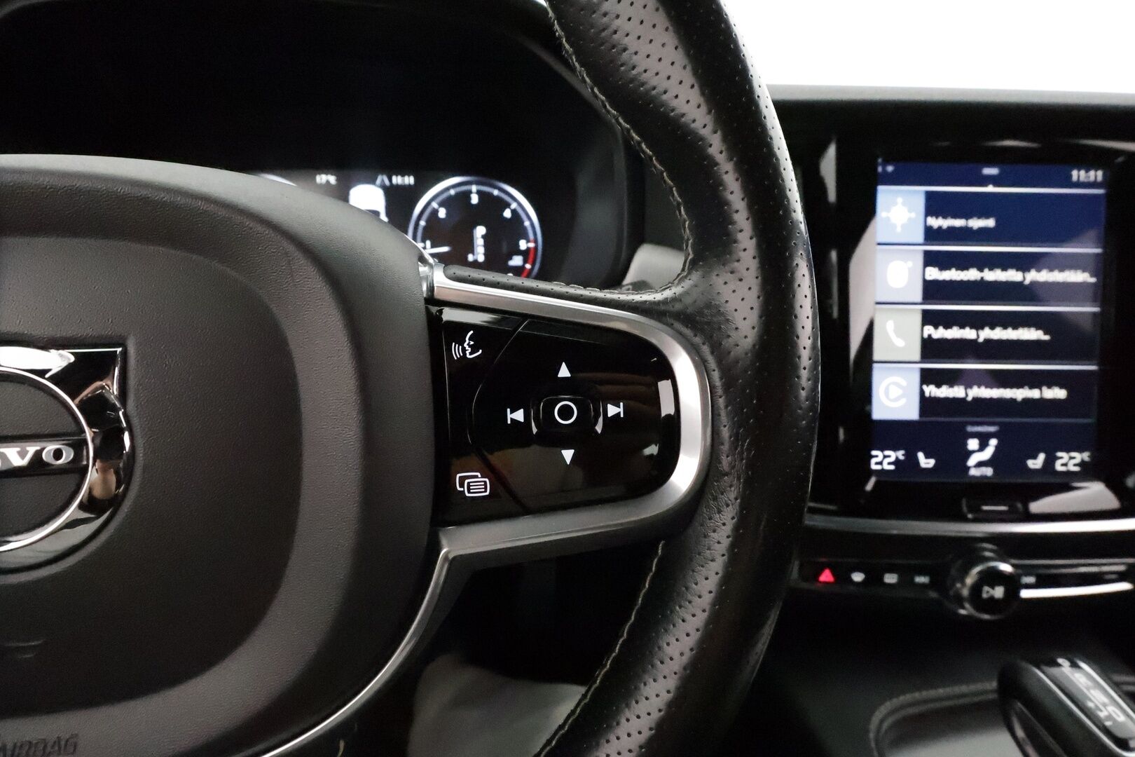 Volvo V90 2018 D3 AWD R-Design **Webasto / Koukku / Adapt.Vakkari / Full-LED / Sporttipenkki Muistilla / P.Tutkat / Navi / Keyless** - Kahdet Renkaat