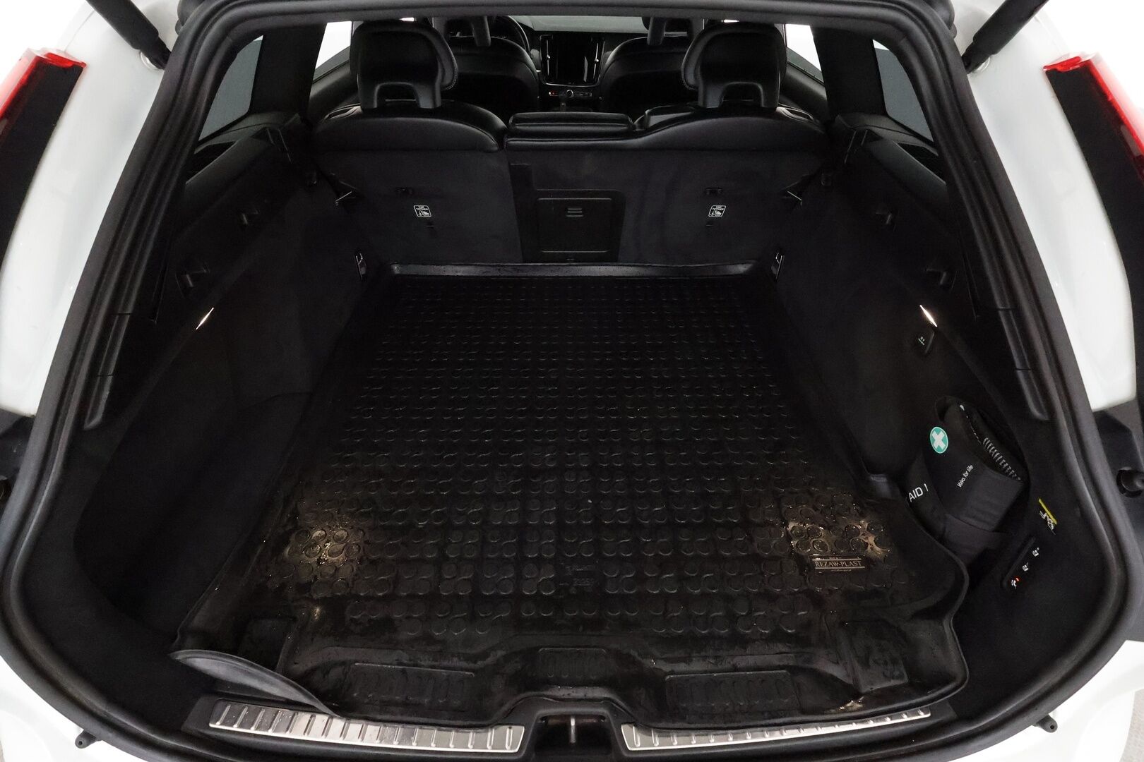Volvo V90 2018 D3 AWD R-Design **Webasto / Koukku / Adapt.Vakkari / Full-LED / Sporttipenkki Muistilla / P.Tutkat / Navi / Keyless** - Kahdet Renkaat