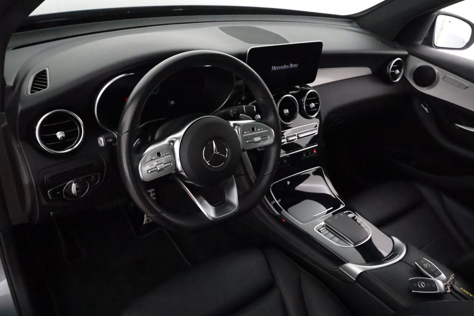 Mercedes-Benz GLC 2021 300e 4MATIC A Business EQ Power *Distronic+ / P.kamera / Multibeam / Koukku / Panorama / KeylessGo / Navi* - Kahdet renkaat aluvanteilla