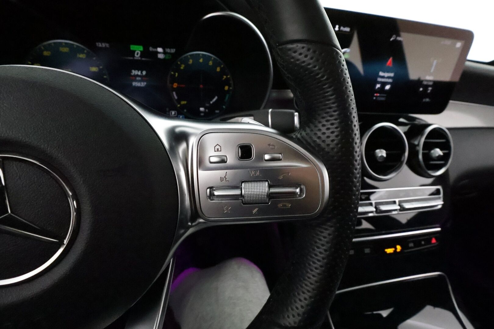 Mercedes-Benz GLC 2021 300e 4MATIC A Business EQ Power *Distronic+ / P.kamera / Multibeam / Koukku / Panorama / KeylessGo / Navi* - Kahdet renkaat aluvanteilla
