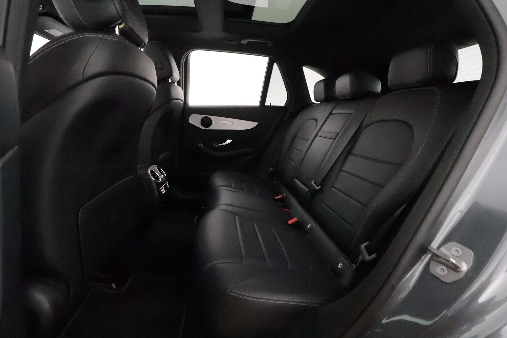 Mercedes-Benz GLC 2021 300e 4MATIC A Business EQ Power *Distronic+ / P.kamera / Multibeam / Koukku / Panorama / KeylessGo / Navi* - Kahdet renkaat aluvanteilla
