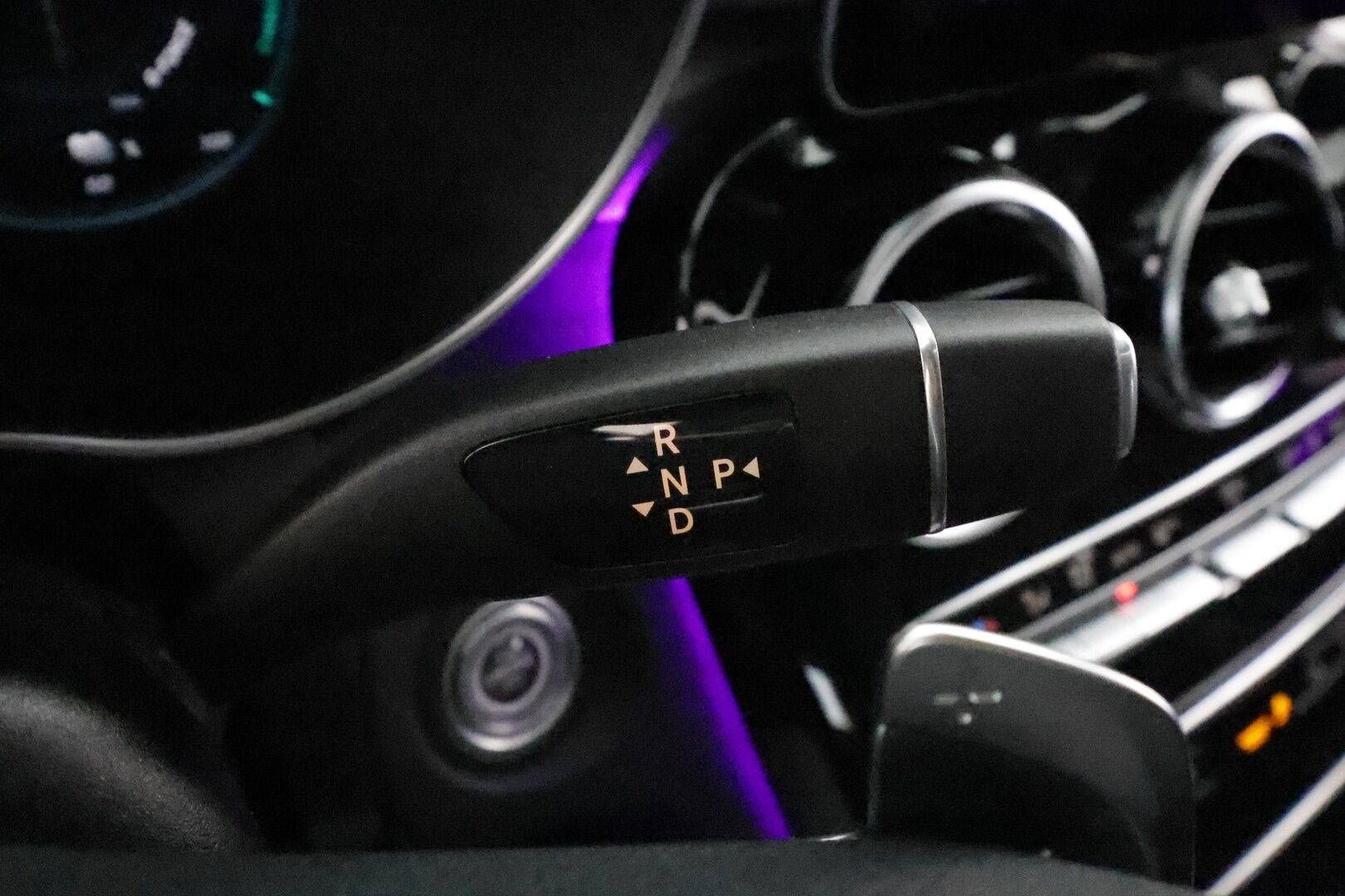 Mercedes-Benz GLC 2021 300e 4MATIC A Business EQ Power *Distronic+ / P.kamera / Multibeam / Koukku / Panorama / KeylessGo / Navi* - Kahdet renkaat aluvanteilla