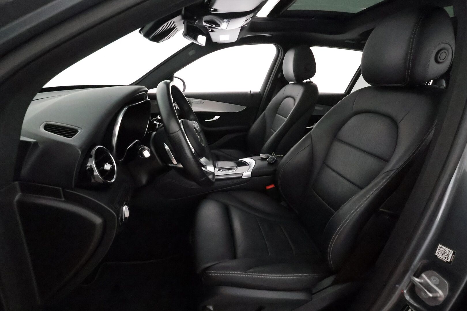 Mercedes-Benz GLC 2021 300e 4MATIC A Business EQ Power *Distronic+ / P.kamera / Multibeam / Koukku / Panorama / KeylessGo / Navi* - Kahdet renkaat aluvanteilla