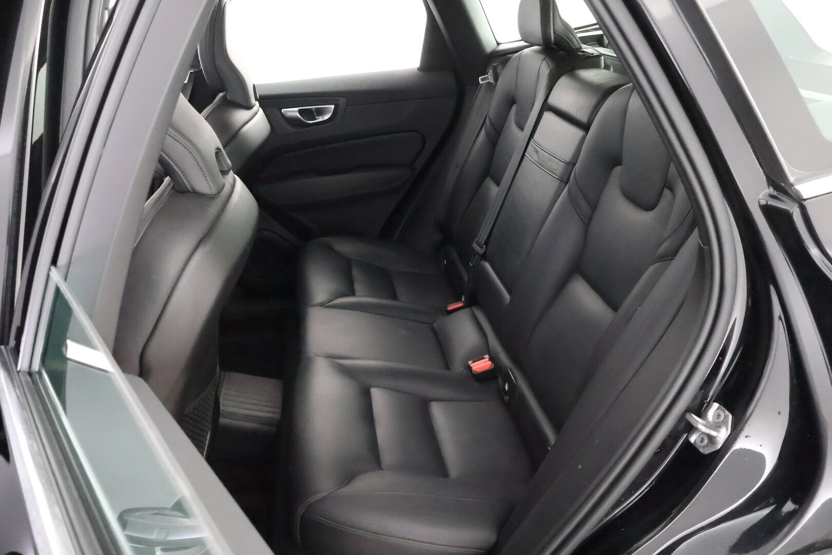 Volvo XC60 2019 T8 AWD Inscription aut * Webasto / Adapt.Vakkari / Panorama / Koukku / Audio High Performance / Nahkasisusta / Huippuvarusteet! - Merkkihuollot / 2x Renkaat aluvantein / Juuri tullut Tampereelle!