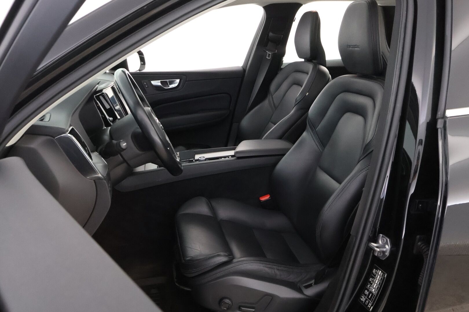 Volvo XC60 2019 T8 AWD Inscription aut * Webasto / Adapt.Vakkari / Panorama / Koukku / Audio High Performance / Nahkasisusta / Huippuvarusteet! - Merkkihuollot / 2x Renkaat aluvantein / Juuri tullut Tampereelle!