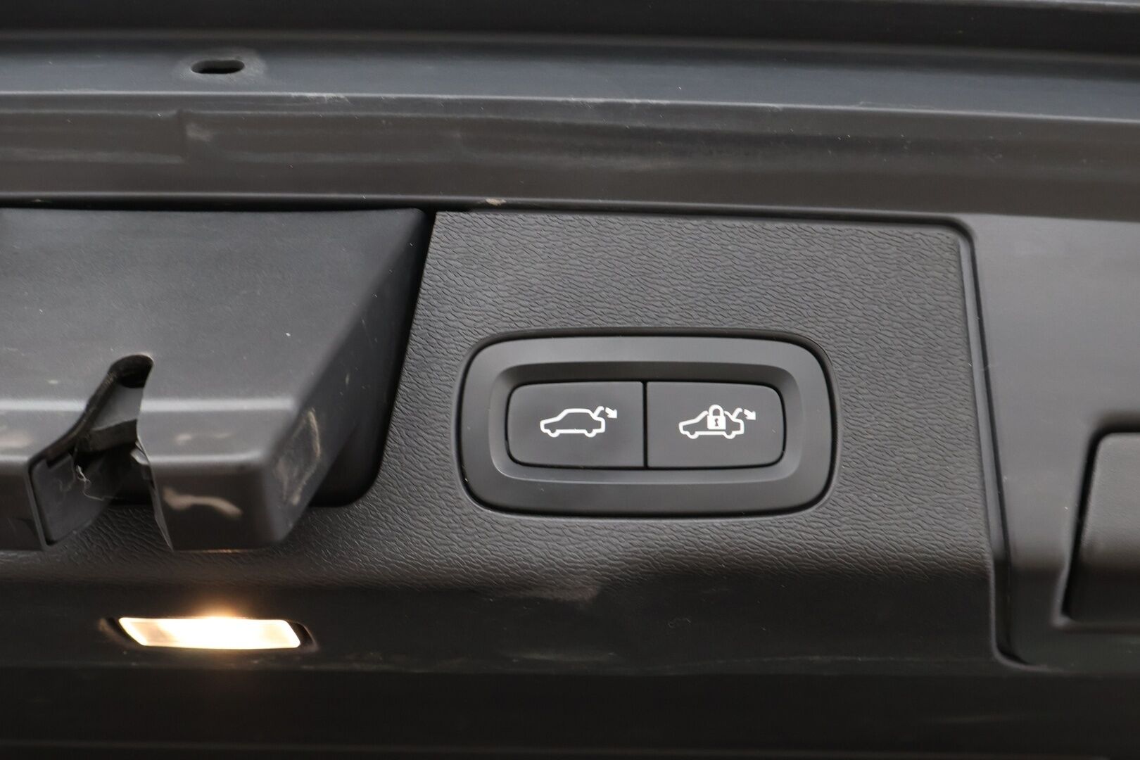 Volvo XC60 2019 T8 AWD Inscription aut * Webasto / Adapt.Vakkari / Panorama / Koukku / Audio High Performance / Nahkasisusta / Huippuvarusteet! - Merkkihuollot / 2x Renkaat aluvantein / Juuri tullut Tampereelle!