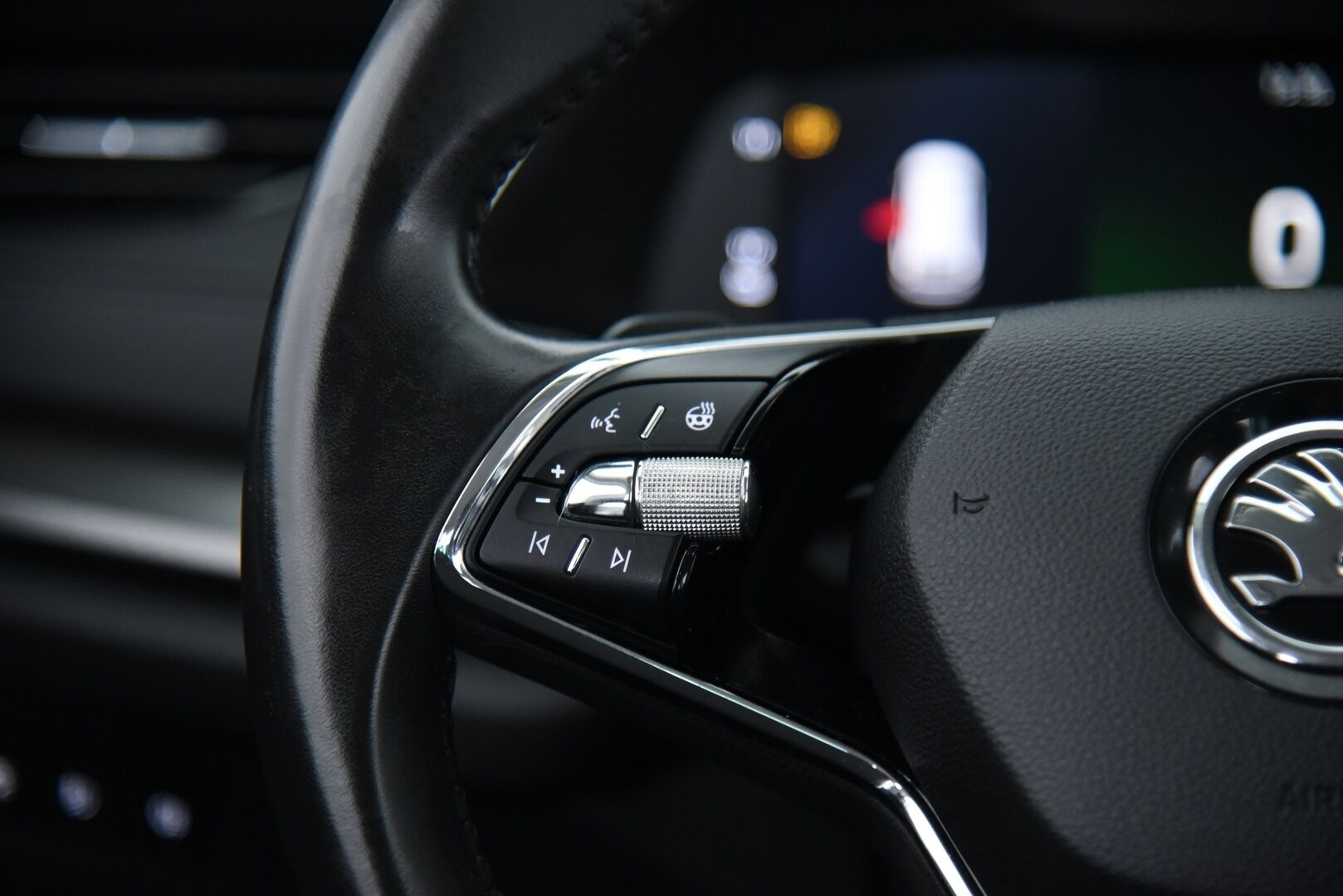 SKODA OCTAVIA 2022 1.4 TSI Combi PHEV Ambition iV DSG Autom * Vakkari / Matrix / Kaistanpitoavustin / P.tutka / Ratinlämmitin / Smartlink * - Digimittaristo / Penkinlämmittimet edessä ja takana!