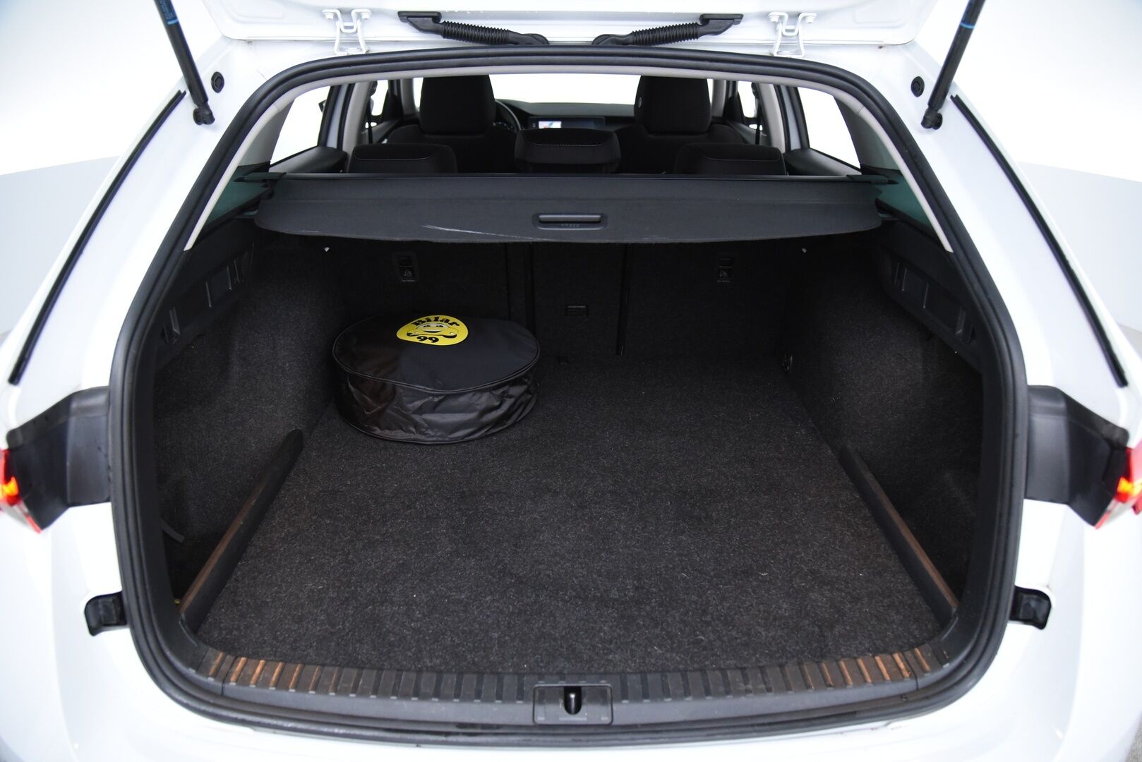 SKODA OCTAVIA 2021 1.4 TSI Combi PHEV Ambition iV DSG Autom * Vakkari / Matrix / Kaistanpitoavustin / P.tutka / Ratinlämmitin / Smartlink * - Digimittaristo / Penkinlämmittimet edessä ja takana! - HULLUT JOULUT KORKOTARJOUS 2,49% 