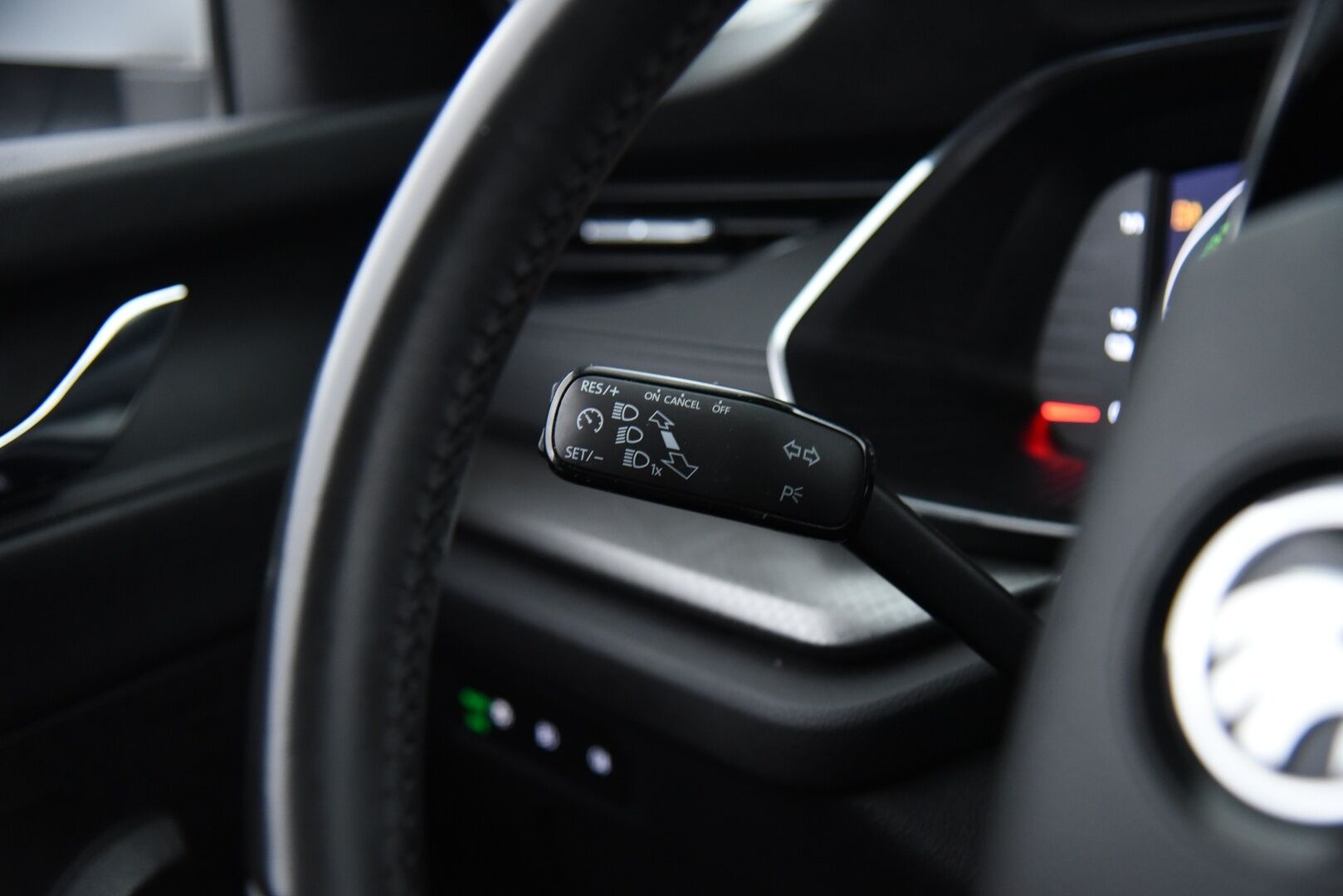 SKODA OCTAVIA 2021 1.4 TSI Combi PHEV Ambition iV DSG Autom * Vakkari / Matrix / Kaistanpitoavustin / P.tutka / Ratinlämmitin / Smartlink * - Digimittaristo / Penkinlämmittimet edessä ja takana! - HULLUT JOULUT KORKOTARJOUS 2,49% 