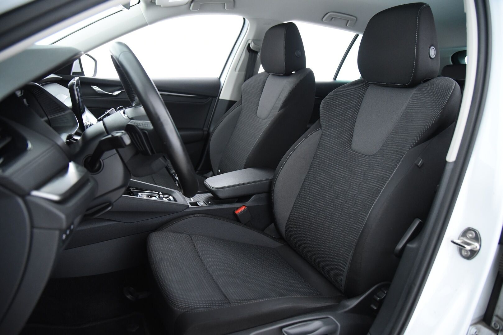 SKODA OCTAVIA 2021 1.4 TSI Combi PHEV Ambition iV DSG Autom * Vakkari / Matrix / Kaistanpitoavustin / P.tutka / Ratinlämmitin / Smartlink * - Digimittaristo / Penkinlämmittimet edessä ja takana! - HULLUT JOULUT KORKOTARJOUS 2,49% 