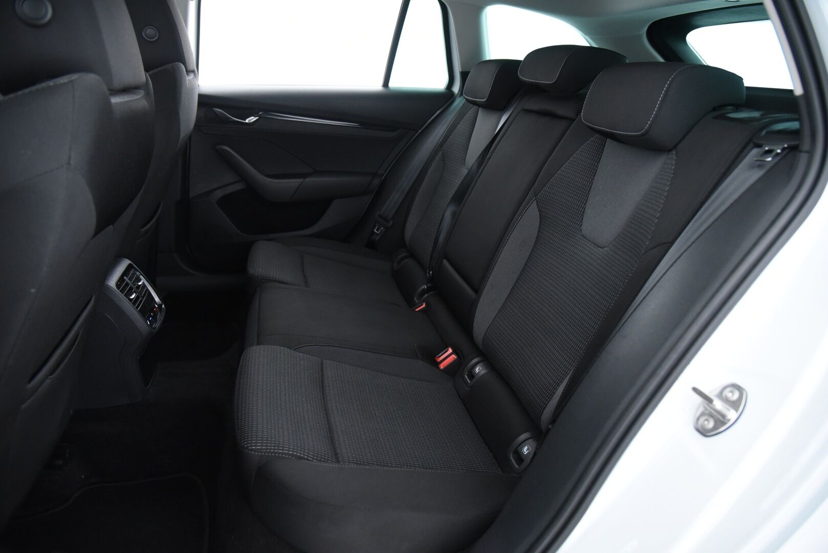 SKODA OCTAVIA 2021 1.4 TSI Combi PHEV Ambition iV DSG Autom * Vakkari / Matrix / Kaistanpitoavustin / P.tutka / Ratinlämmitin / Smartlink * - Digimittaristo / Penkinlämmittimet edessä ja takana! - HULLUT JOULUT KORKOTARJOUS 2,49% 