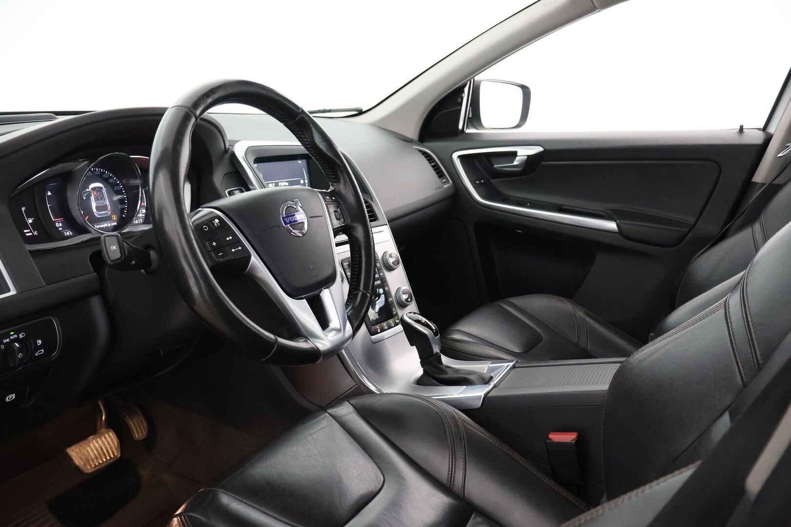 Volvo XC60 2017 D4 AWD Business Classic Summum aut / EI ADBLUE! / Adapt. vak / Webasto / Koukku / Nahkapenkki muistilla / Tutkat - Jakopää vaihdettu 2025 / 2x renkaat / Huoltokirja - HULLUT AVAJAISHULINAT KORKOTARJOUS 3,29 %