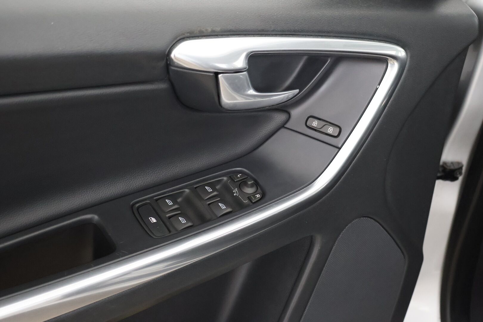 Volvo XC60 2017 D4 AWD Business Classic Summum aut  / Adapt. vak / Webasto / Koukku / Nahkapenkki muistilla / Tutkat - Jakopää vaihdettu 2025 / Ei Adblue järjestelmää / 2x renkaat / Huoltokirja