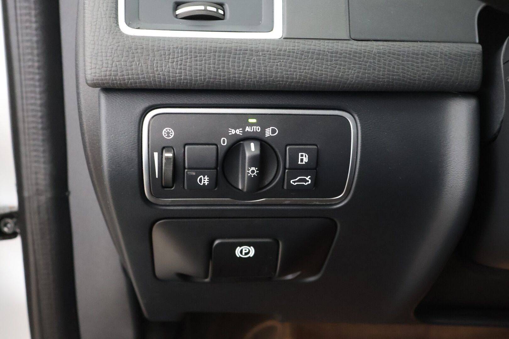 Volvo XC60 2017 D4 AWD Business Classic Summum aut / EI ADBLUE! / Adapt. vak / Webasto / Koukku / Nahkapenkki muistilla / Tutkat - Jakopää vaihdettu 2025 / 2x renkaat / Huoltokirja - HULLUT AVAJAISHULINAT KORKOTARJOUS 3,29 %