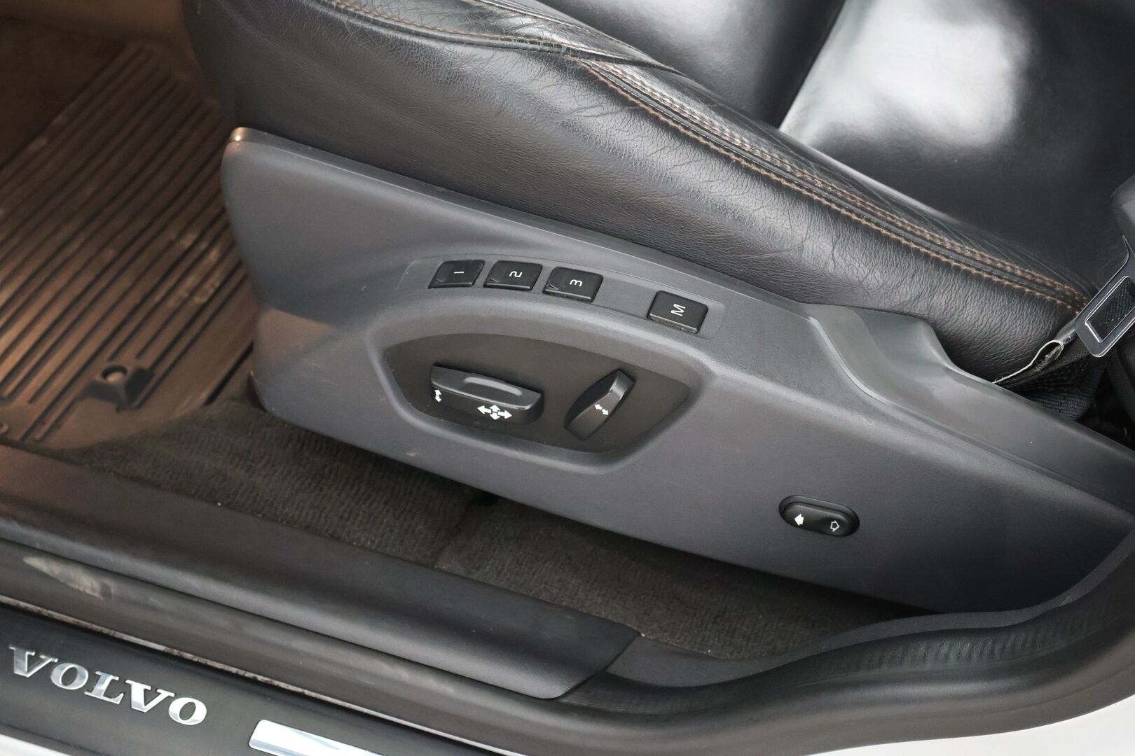 Volvo XC60 2017 D4 AWD Business Classic Summum aut / EI ADBLUE! / Adapt. vak / Webasto / Koukku / Nahkapenkki muistilla / Tutkat - Jakopää vaihdettu 2025 / 2x renkaat / Huoltokirja - HULLUT AVAJAISHULINAT KORKOTARJOUS 3,29 %