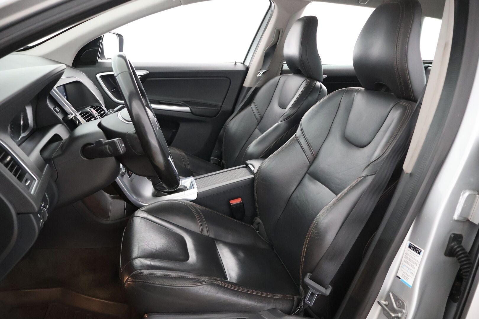 Volvo XC60 2017 D4 AWD Business Classic Summum aut / EI ADBLUE! / Adapt. vak / Webasto / Koukku / Nahkapenkki muistilla / Tutkat - Jakopää vaihdettu 2025 / 2x renkaat / Huoltokirja - HULLUT AVAJAISHULINAT KORKOTARJOUS 3,29 %