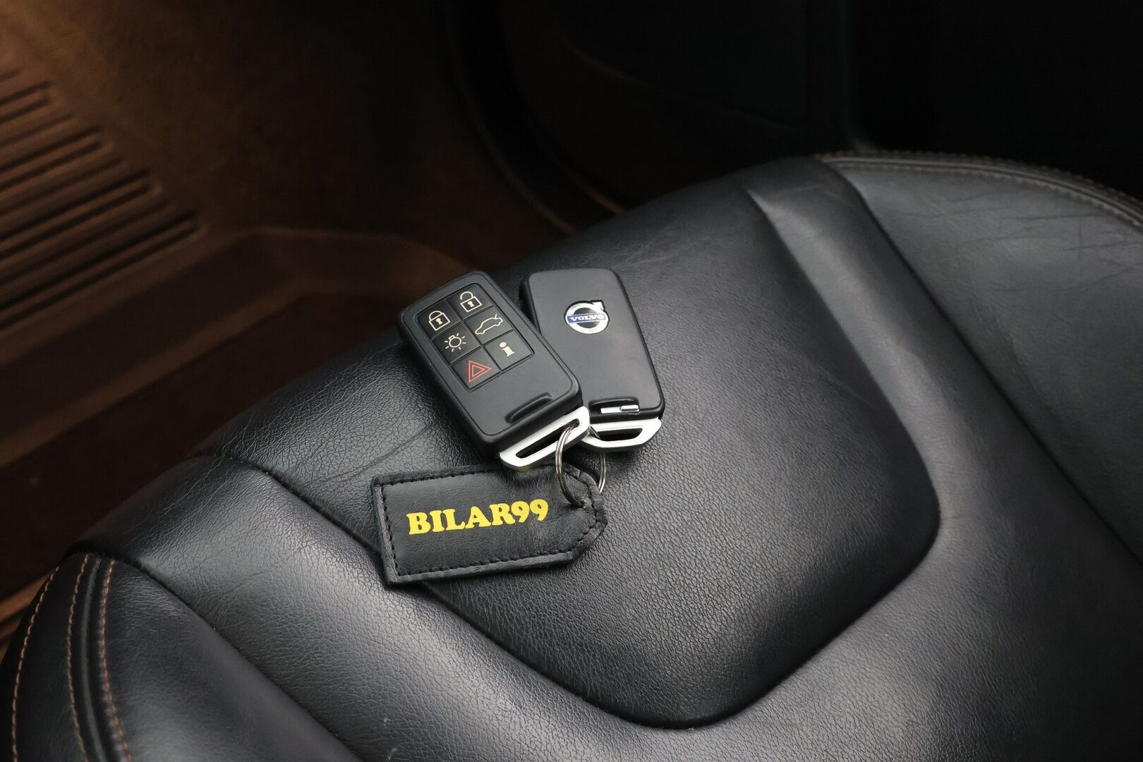 Volvo XC60 2017 D4 AWD Business Classic Summum aut / EI ADBLUE! / Adapt. vak / Webasto / Koukku / Nahkapenkki muistilla / Tutkat - Jakopää vaihdettu 2025 / 2x renkaat / Huoltokirja - HULLUT AVAJAISHULINAT KORKOTARJOUS 3,29 %