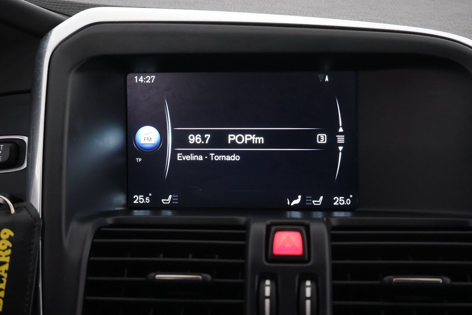Volvo XC60 2017 D4 AWD Business Classic Summum aut  / Adapt. vak / Webasto / Koukku / Nahkapenkki muistilla / Tutkat - Jakopää vaihdettu 2025 / Ei Adblue järjestelmää / 2x renkaat / Huoltokirja