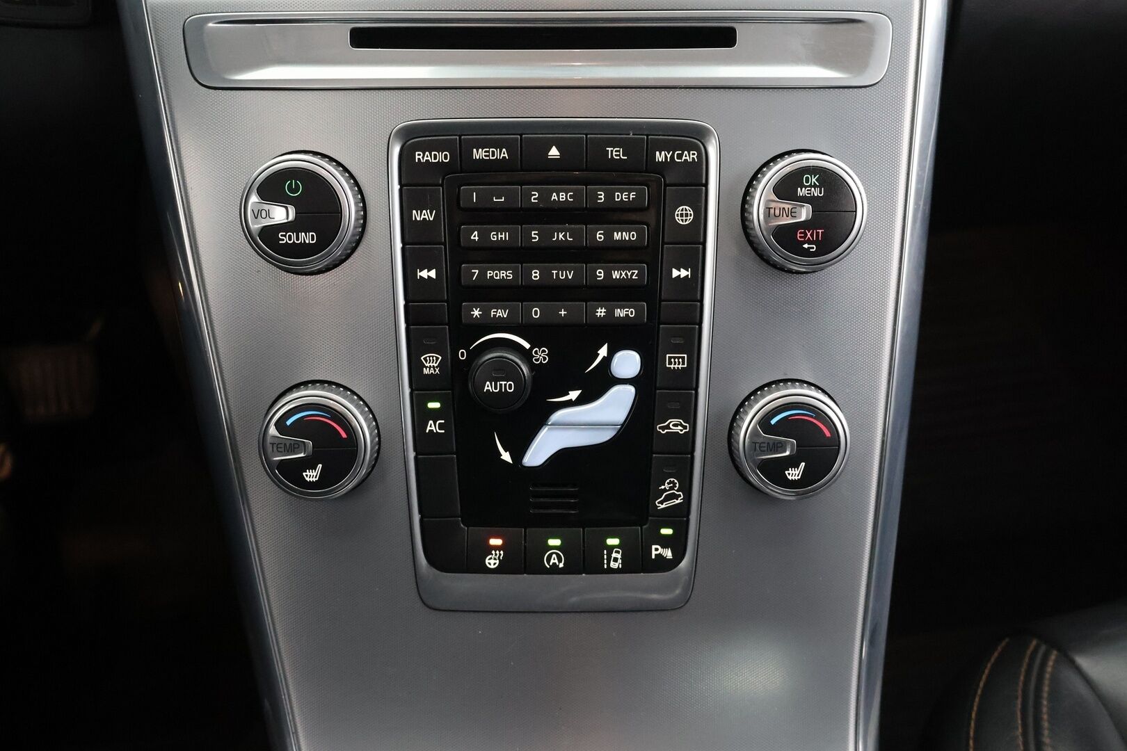 Volvo XC60 2017 D4 AWD Business Classic Summum aut / EI ADBLUE! / Adapt. vak / Webasto / Koukku / Nahkapenkki muistilla / Tutkat - Jakopää vaihdettu 2025 / 2x renkaat / Huoltokirja - HULLUT AVAJAISHULINAT KORKOTARJOUS 3,29 %