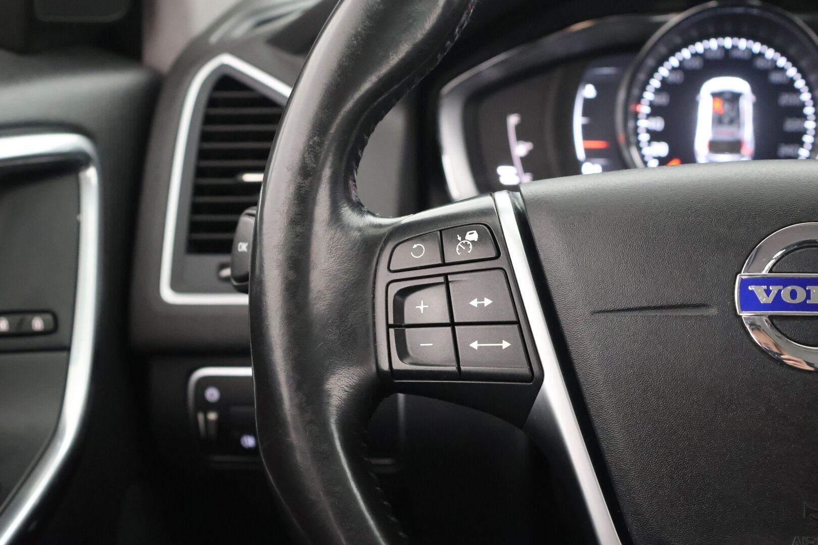Volvo XC60 2017 D4 AWD Business Classic Summum aut  / Adapt. vak / Webasto / Koukku / Nahkapenkki muistilla / Tutkat - Jakopää vaihdettu 2025 / Ei Adblue järjestelmää / 2x renkaat / Huoltokirja