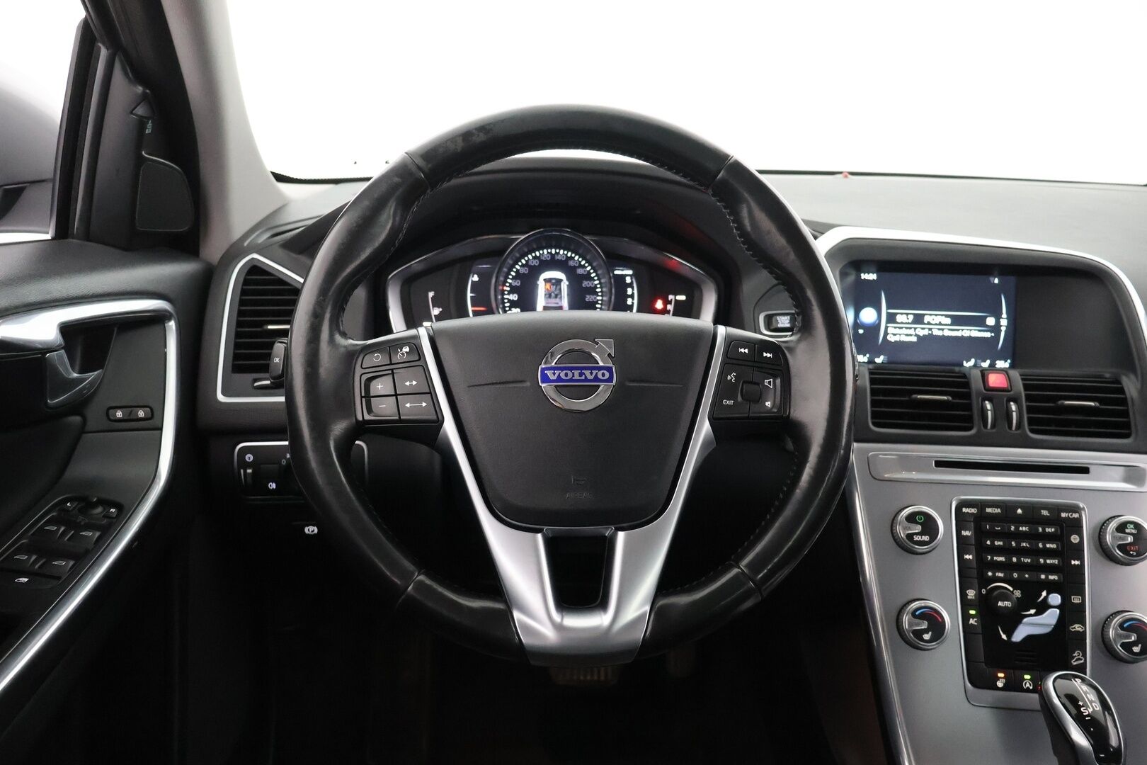 Volvo XC60 2017 D4 AWD Business Classic Summum aut / EI ADBLUE! / Adapt. vak / Webasto / Koukku / Nahkapenkki muistilla / Tutkat - Jakopää vaihdettu 2025 / 2x renkaat / Huoltokirja - HULLUT AVAJAISHULINAT KORKOTARJOUS 3,29 %