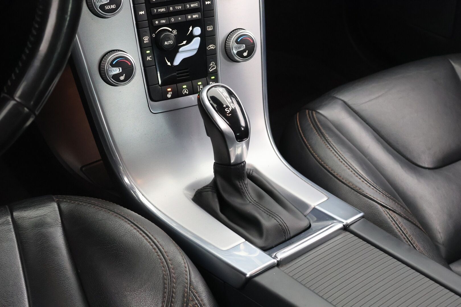 Volvo XC60 2017 D4 AWD Business Classic Summum aut / EI ADBLUE! / Adapt. vak / Webasto / Koukku / Nahkapenkki muistilla / Tutkat - Jakopää vaihdettu 2025 / 2x renkaat / Huoltokirja - HULLUT AVAJAISHULINAT KORKOTARJOUS 3,29 %